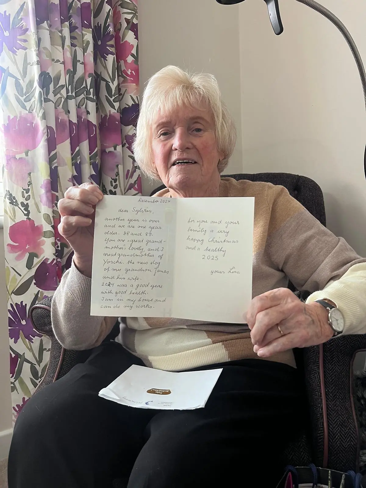 Die Britin Sylvia Perkins und ihre deutsche Brieffreundin schicken sich seit mehr als 70 Jahren jedes Jahr eine Weihnachtskarte.