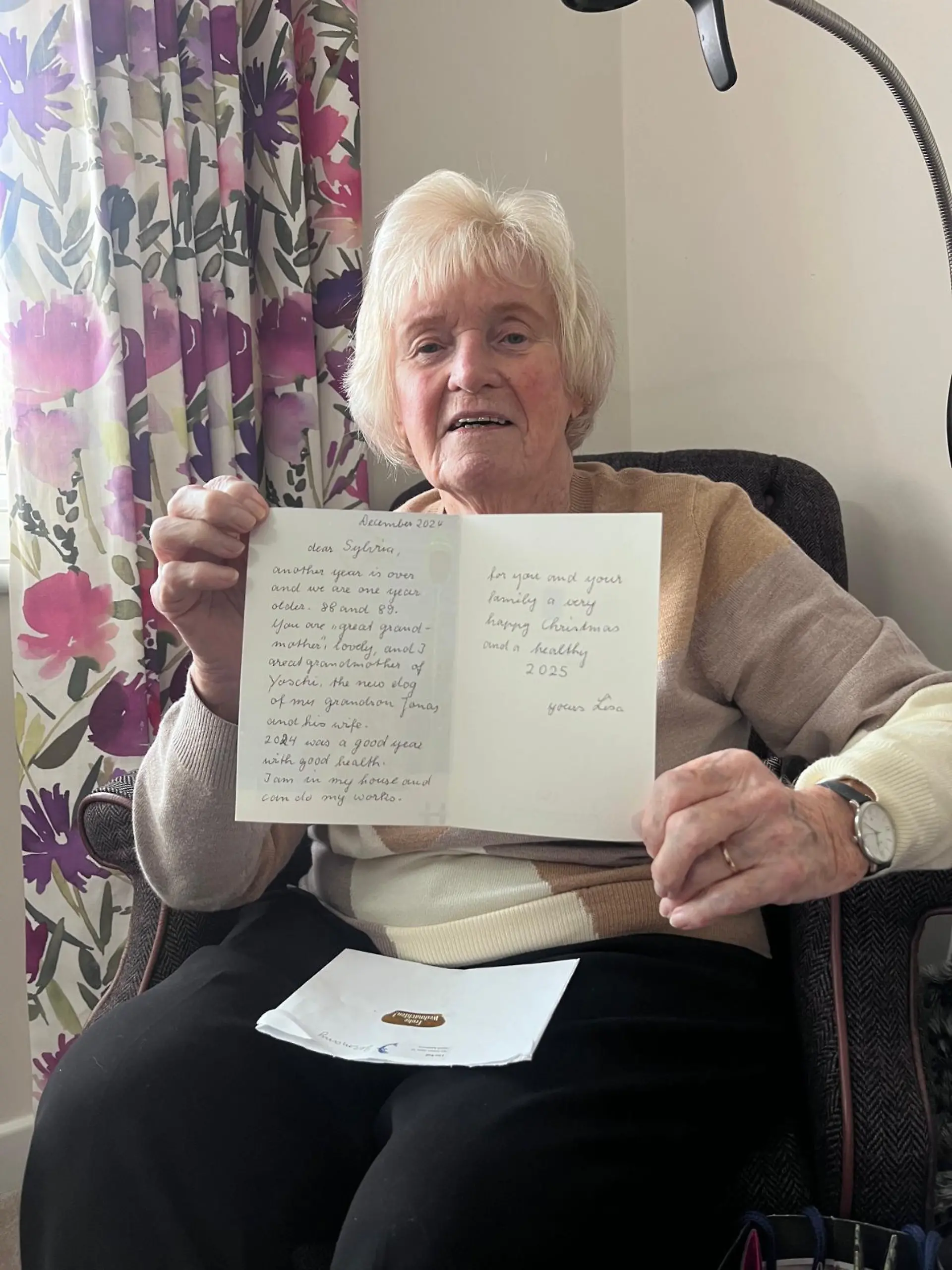 Die Britin Sylvia Perkins und ihre deutsche Brieffreundin schicken sich seit mehr als 70 Jahren jedes Jahr eine Weihnachtskarte.