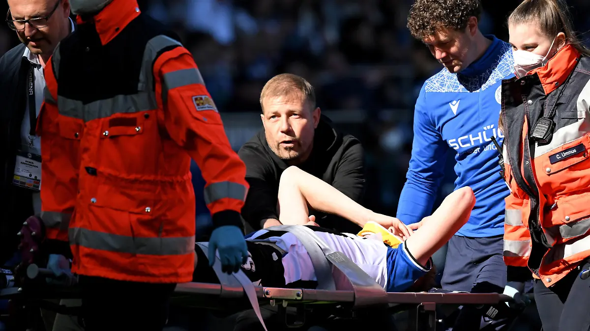 Bielefeld, Schueco Arena, 11.04.22, GER, Herren, 1.Bundesliga, Saison 2021-2022, DSC Arminia Bielefeld - FC Bayern Muenchen Bild: Fabian Kunze Bielefeld wird nach einem Zusammenprall mit Kopfverletzung vom Platz getragen. Trainer Frank Kramer Bielefeld erkundigt sich nach dem Gesundheitszustand Nur fuer journalistische Zwecke Only for editorial use Gemaess den Vorgaben der DFL Deutsche Fußball Liga ist es untersagt, in dem Stadion und/oder vom Spiel angefertigte Fotoaufnahmen in Form von Sequenzbildern und/oder videoaehnlichen Fotostrecken zu verwerten bzw. verwerten zu lassen. DFL regulations prohibit any use of photographs as image sequences and/or quasi-video. Nordrhein-Westfalen Deutschland *** Bielefeld, Schueco Arena, 11 04 22, GER, Men, 1 Bundesliga, Season 2021 2022, DSC Arminia Bielefeld FC Bayern Muenchen Picture Fabian Kunze Bielefeld is carried off the field after a collision with a head injury Coach Frank Kramer Bielefeld inquires about the state of health Only for journalistic purposes Only for editorial use According to the DFL Deutsche Fußball Liga regulations it is prohibited, DFL regulations prohibit any use of photographs as image sequences and or quasi video North Rhine-Westphalia Germany 