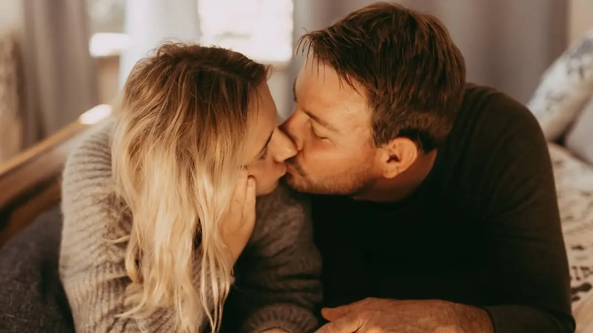 Anna und Gerald Heiser küssen sich