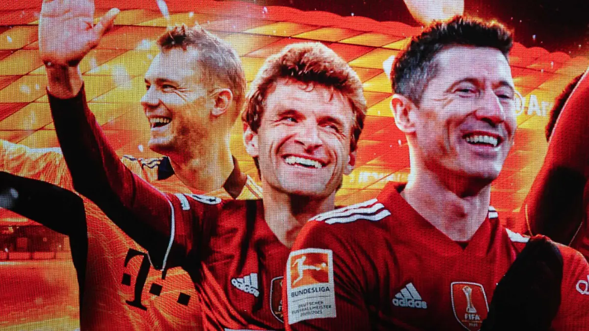 Anzeigetafel, Manuel Neuer, Torwart (FC Bayern Muenchen, #01), Thomas Mueller (FC Bayern Muenchen, #25), Robert Lewandowski (FC Bayern Muenchen, #09), Alphonso Davies (FC Bayern Muenchen, #19), GER, FC Bayern Muenchen vs. VFL Wolfsburg, Fussball, Bundesliga, 17. Spieltag, Spielzeit 2021/2022, 17.12.2021, DFB/DFL regulations prohibit any use of photographs as image sequences and/or quasi-video., Foto: EIBNER/Sascha WALTHER