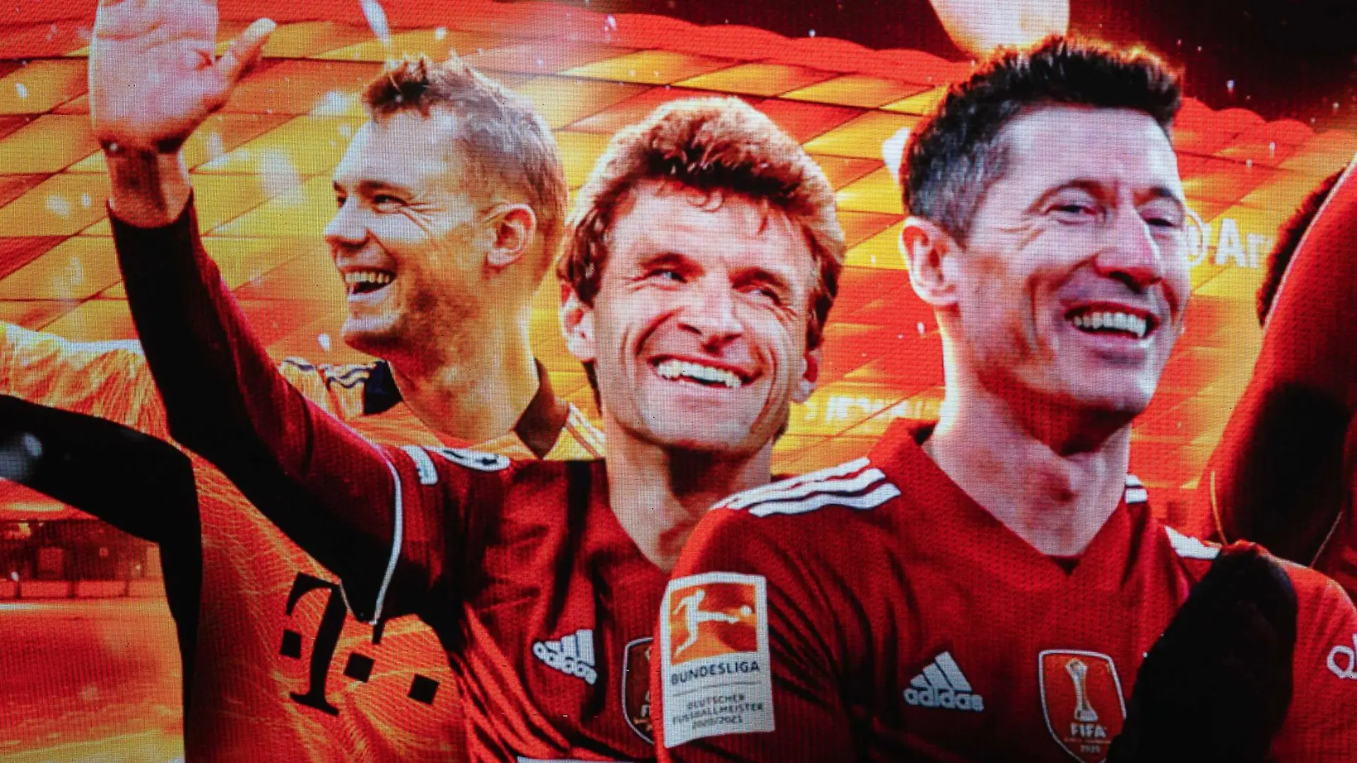 Anzeigetafel, Manuel Neuer, Torwart (FC Bayern Muenchen, #01), Thomas Mueller (FC Bayern Muenchen, #25), Robert Lewandowski (FC Bayern Muenchen, #09), Alphonso Davies (FC Bayern Muenchen, #19), GER, FC Bayern Muenchen vs. VFL Wolfsburg, Fussball, Bundesliga, 17. Spieltag, Spielzeit 2021/2022, 17.12.2021, DFB/DFL regulations prohibit any use of photographs as image sequences and/or quasi-video., Foto: EIBNER/Sascha WALTHER