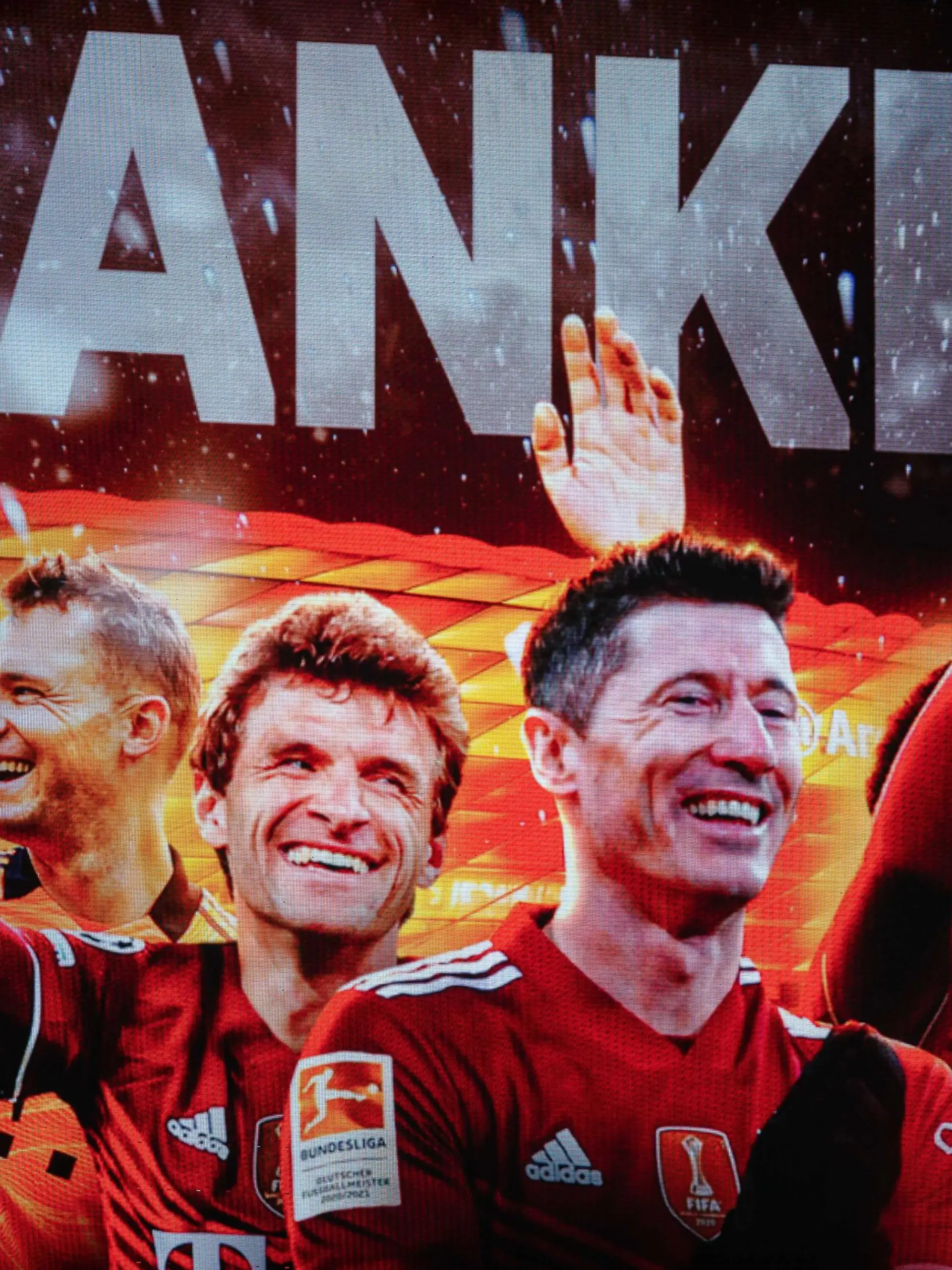 Anzeigetafel, Manuel Neuer, Torwart (FC Bayern Muenchen, #01), Thomas Mueller (FC Bayern Muenchen, #25), Robert Lewandowski (FC Bayern Muenchen, #09), Alphonso Davies (FC Bayern Muenchen, #19), GER, FC Bayern Muenchen vs. VFL Wolfsburg, Fussball, Bundesliga, 17. Spieltag, Spielzeit 2021/2022, 17.12.2021, DFB/DFL regulations prohibit any use of photographs as image sequences and/or quasi-video., Foto: EIBNER/Sascha WALTHER