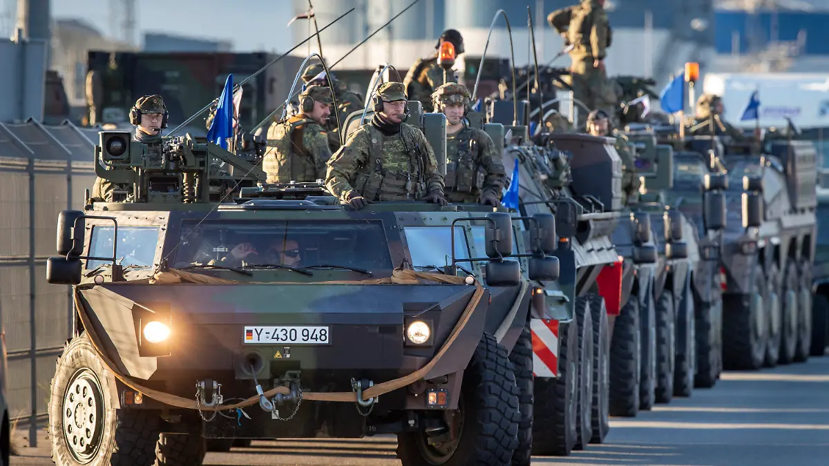 ARCHIV - 04.09.2022, Litauen, Klaipeda: Soldaten der 41. Panzergrenadierbrigade der Bundeswehr, des Vorwärtskommandos der 1. Panzerdivision, fahren mit einem gepanzerten Fahrzeug im litauischen Seehafen Klaipeda ein. Deutschland will rund 4000 Bundeswehr-Soldaten zusätzlich dauerhaft nach Litauen schicken, um die Ostflanke der Nato zu stärken. «Deutschland ist bereit, dauerhaft eine robuste Brigade in Litauen zu stationieren», sagte Verteidigungsminister am Montag bei einem Besuch in der litauischen Hauptstadt Vilnius. Voraussetzung sei die Schaffung der notwendigen Infrastruktur zur Unterbringung der Soldatinnen und Soldaten und Übungsmöglichkeiten. Foto: Mindaugas Kulbis/AP/dpa +++ dpa-Bildfunk +++