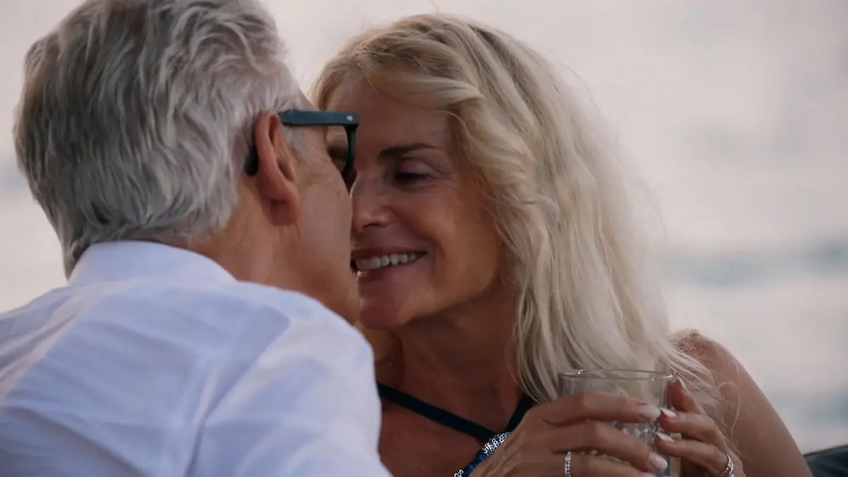 Hier ist er, der erste „Golden Bachelor“-Kuss! Besonderer Moment für Franz und Lise