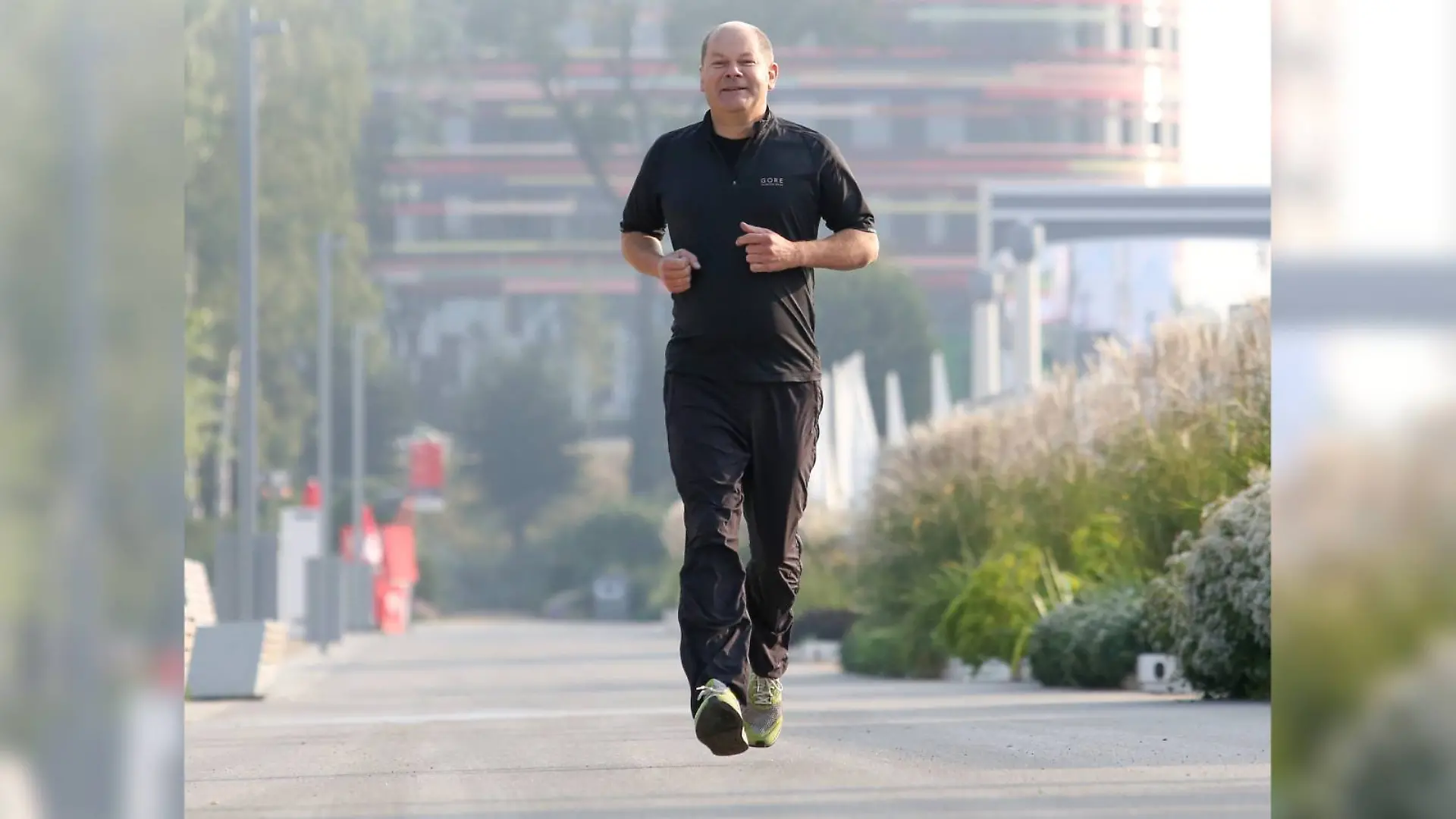 Olaf Scholz läuft im August 2013 über das Gelände der Internationalen Gartenschau in Hamburg