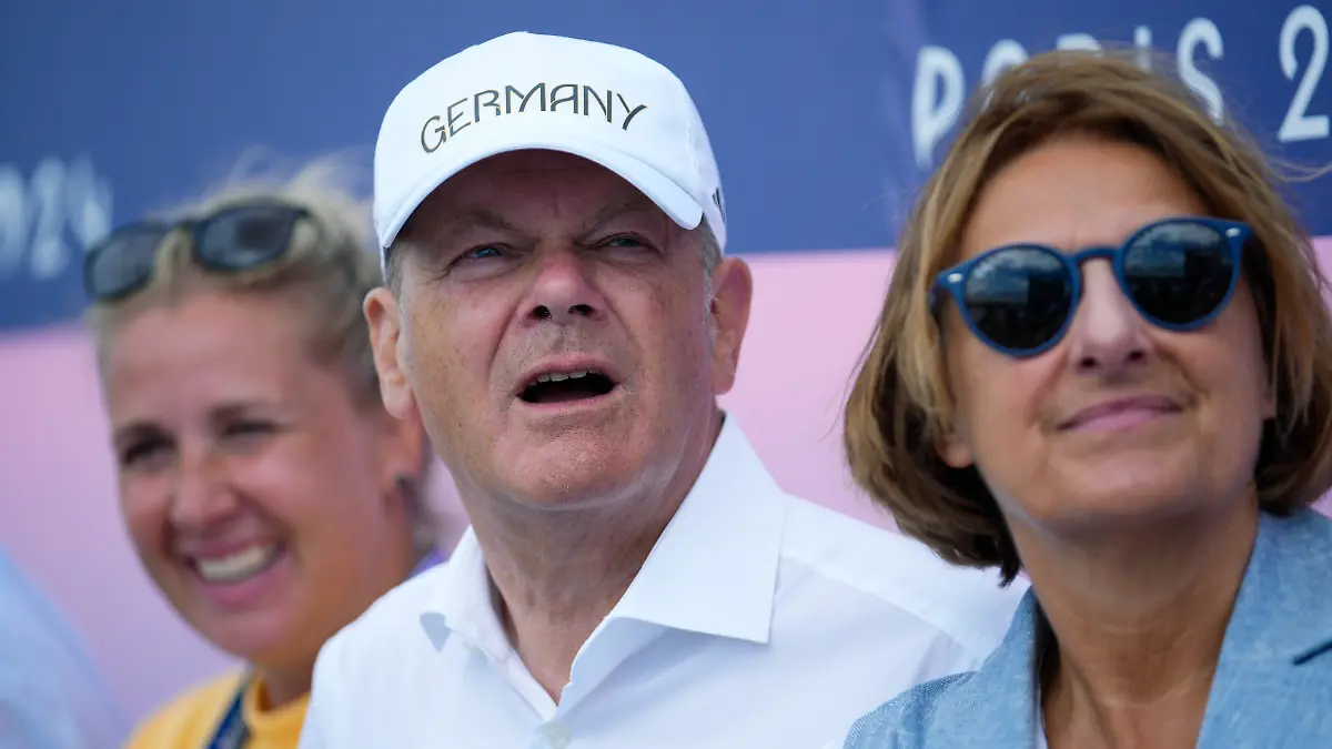 Olaf Scholz im Freizeitlook mit seiner Frau Britta Ernst im Sommer bei den Olymischen Spielen in Paris 
