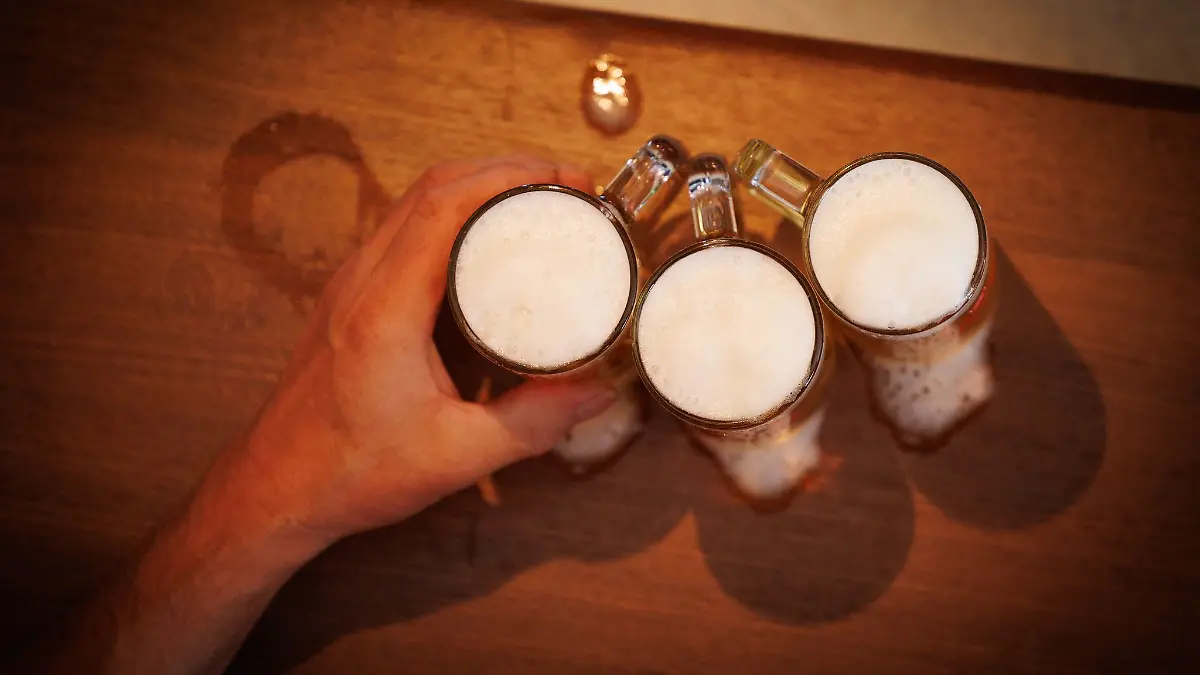 Ein Mann hatte in Rosenheim Alkohol getrunken - und landete dann in einer falschen Wohnung. (Symbolbild)
