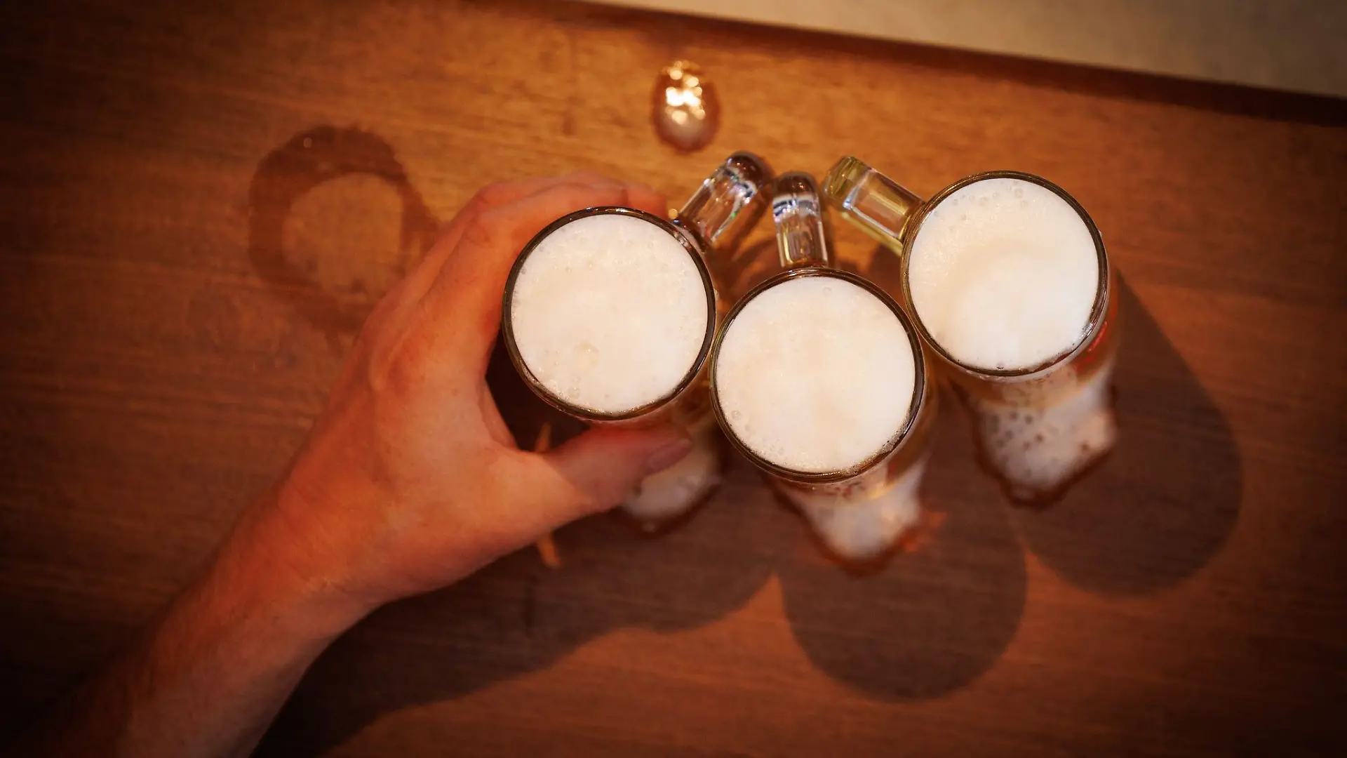 Ein Mann hatte in Rosenheim Alkohol getrunken - und landete dann in einer falschen Wohnung. (Symbolbild)