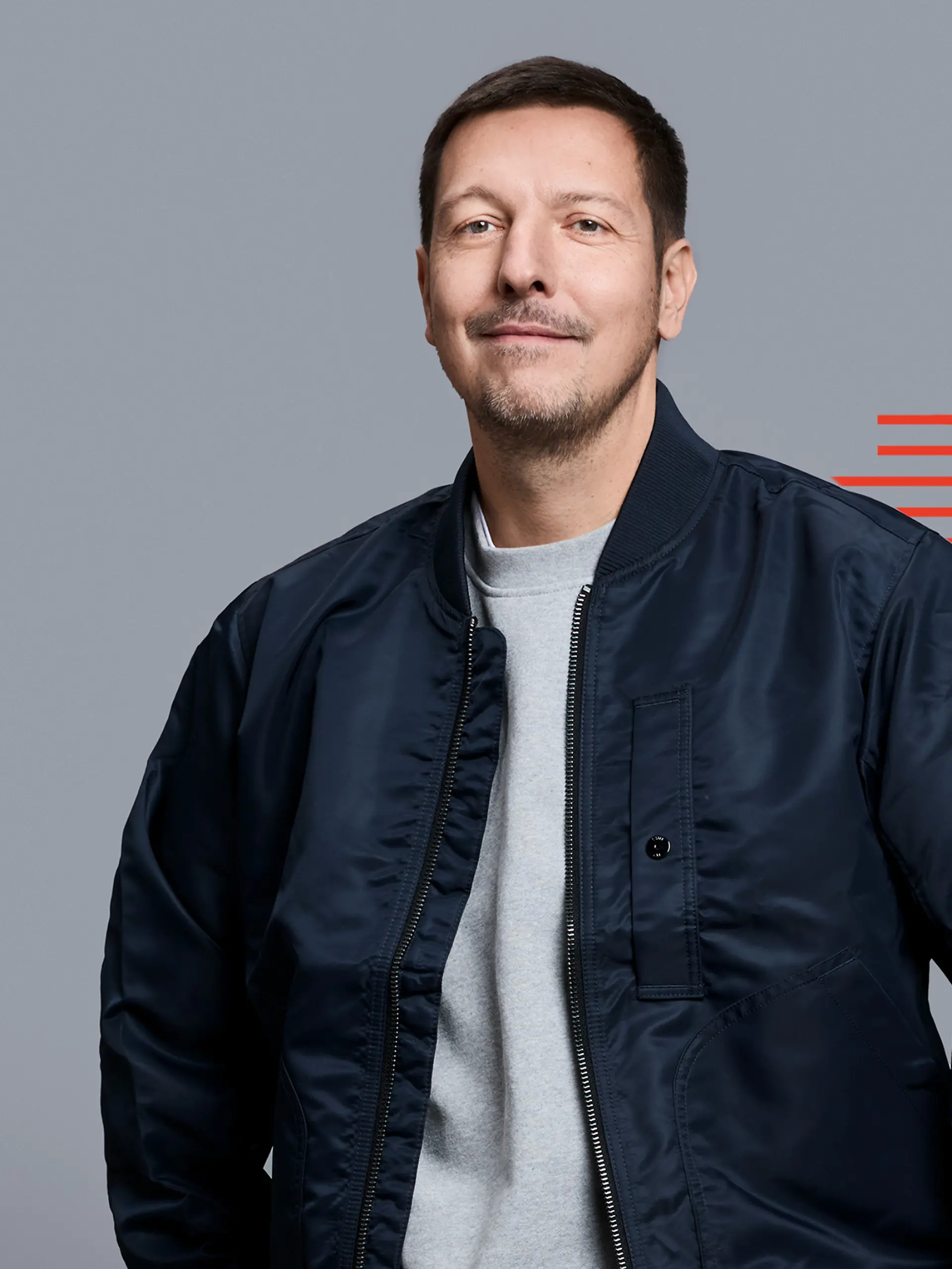 Der neue Moderator der ARD-Sendung „ttt”, Thilo Mischke, steht vor einem Logo der Sendung.