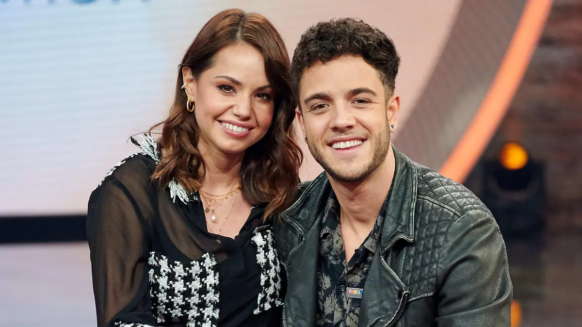 Die Tänzerin Christina Luft (l) und der Sänger Luca Hänni (r) sitzen beim 25. RTL Spendenmarathon im Studio.