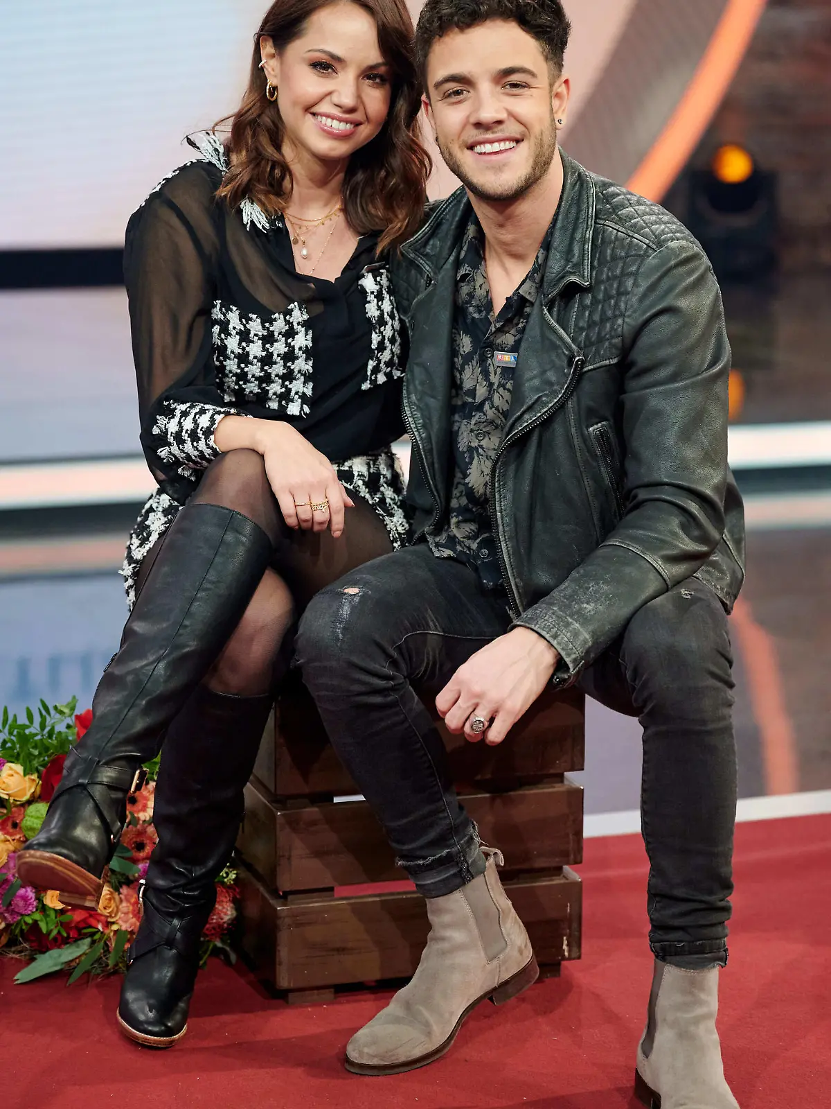 Die Tänzerin Christina Luft (l) und der Sänger Luca Hänni (r) sitzen beim 25. RTL Spendenmarathon im Studio.