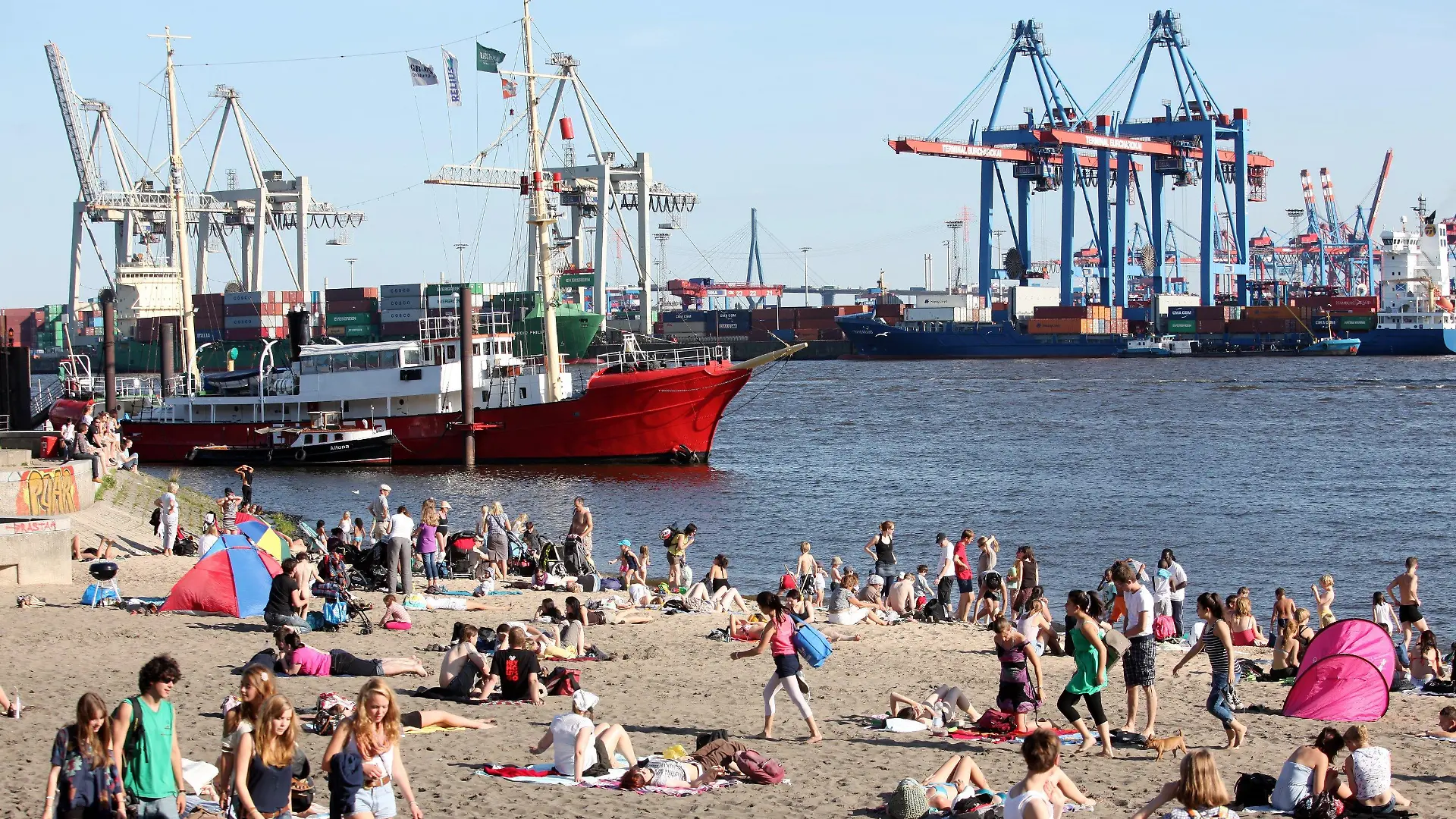 Ausflügler nutzen am Dienstag (02.08.2011) das sommerliche Wetter für einen Besuch am Elbstrand in Hamburg. Nach Angaben der Meteorologen sollen sich in den kommenden Tagen Sonne und Wolken bei Temperaturen um 23 Grad Celsius abwechseln. Foto: Bodo Marks dpa/lno +++(c) dpa - Bildfunk+++