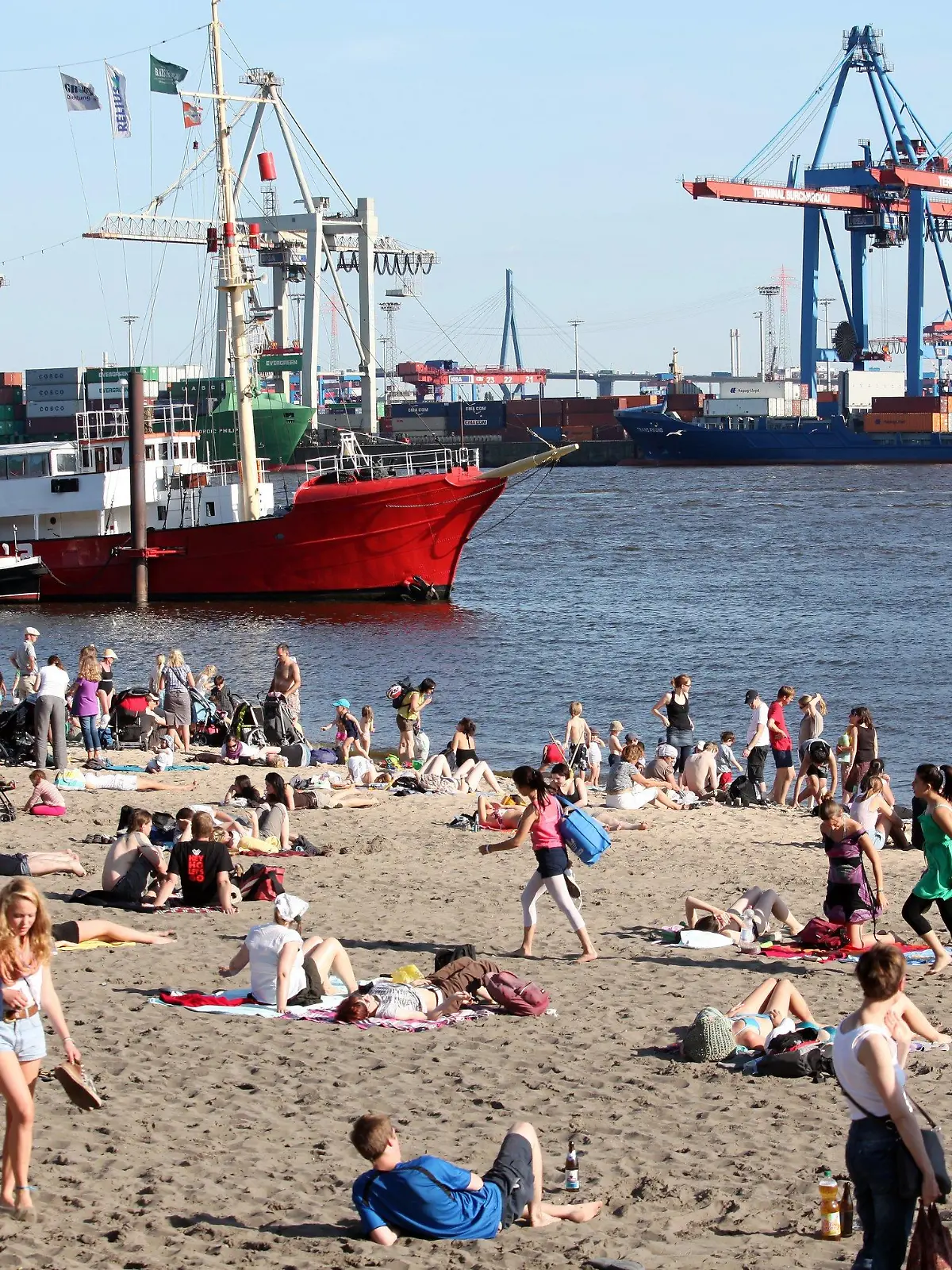 Ausflügler nutzen am Dienstag (02.08.2011) das sommerliche Wetter für einen Besuch am Elbstrand in Hamburg. Nach Angaben der Meteorologen sollen sich in den kommenden Tagen Sonne und Wolken bei Temperaturen um 23 Grad Celsius abwechseln. Foto: Bodo Marks dpa/lno  +++(c) dpa - Bildfunk+++