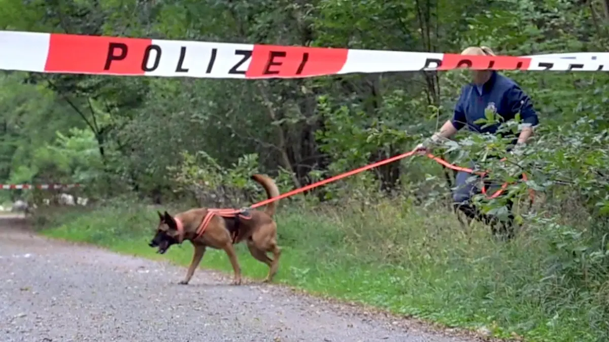 Polizistin mit Spürhund im Lampertheimer Wald