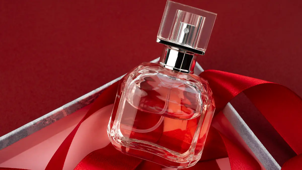 Winter-Parfum für 2025 in rotem Flakon.
