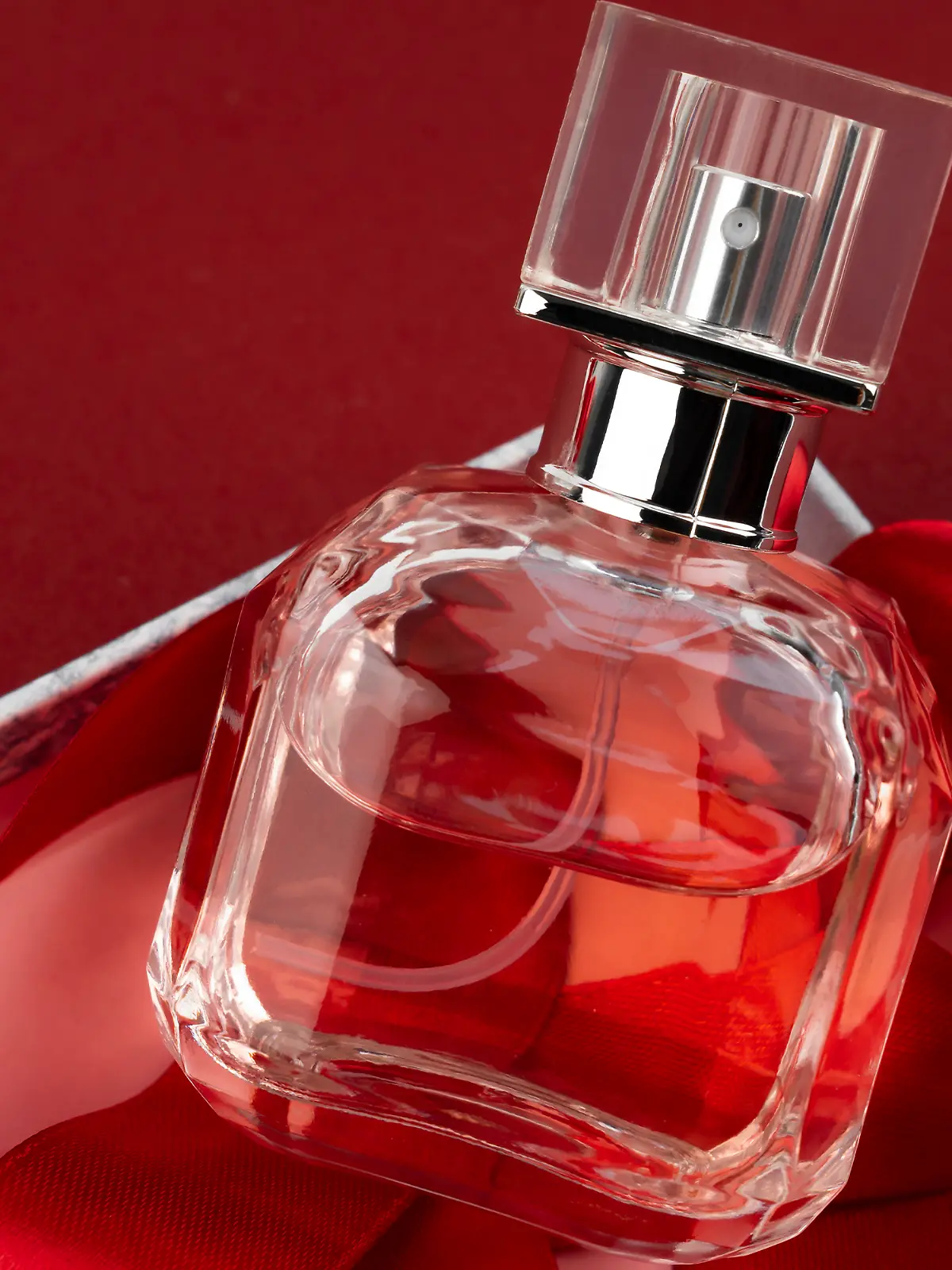Winter-Parfum für 2025 in rotem Flakon.