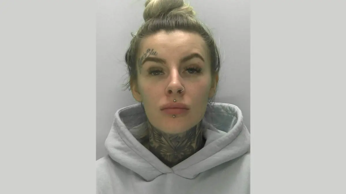 Eine Frau mit blonden Haaren und Gesichtstattoos.