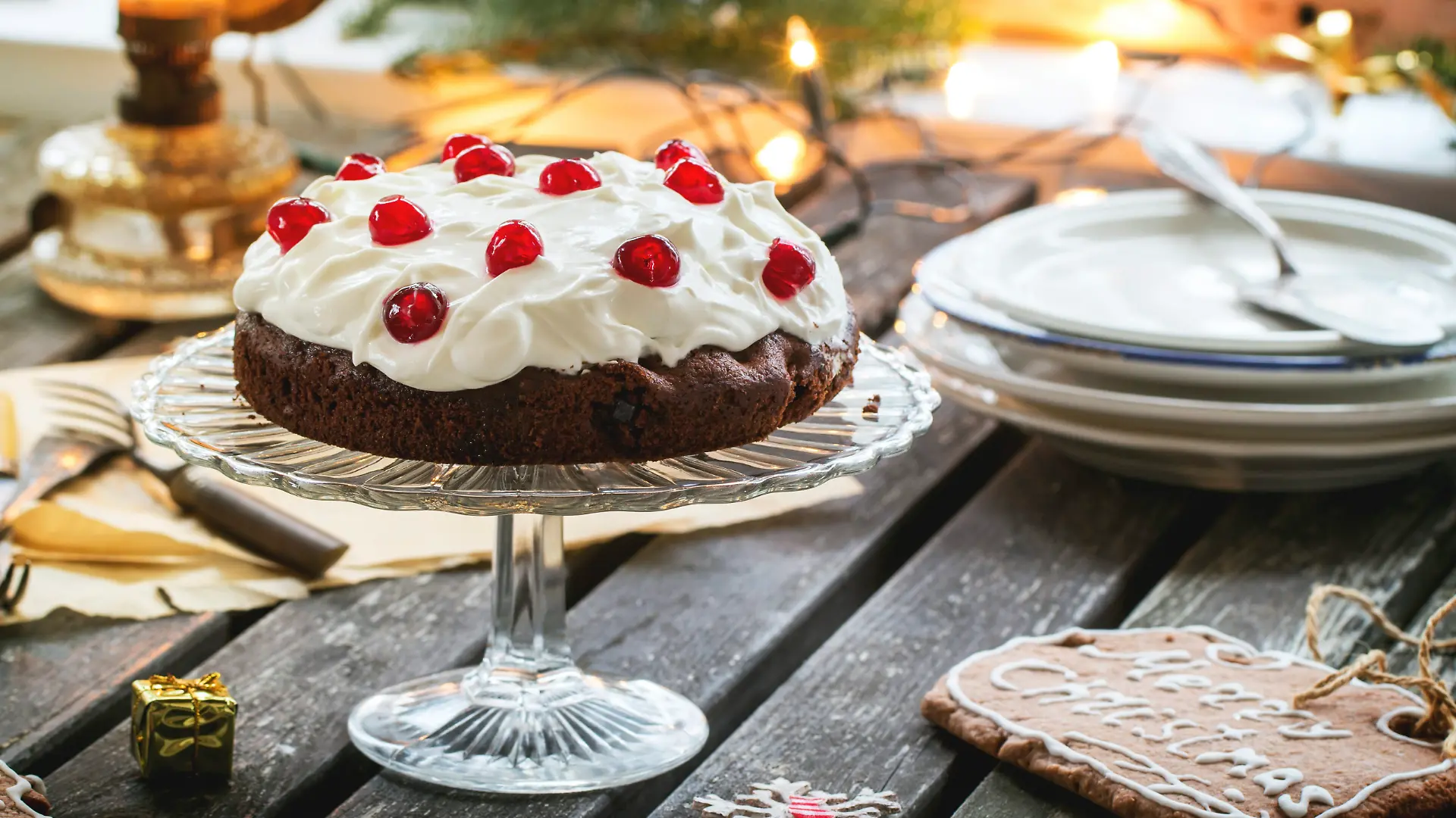 Christmas table setting with chocolate cherry cake and sugar cookies. See series Keine Weitergabe an Drittverwerter., Royalty free: Bei werblicher Verwendung Preis auf Anfrage