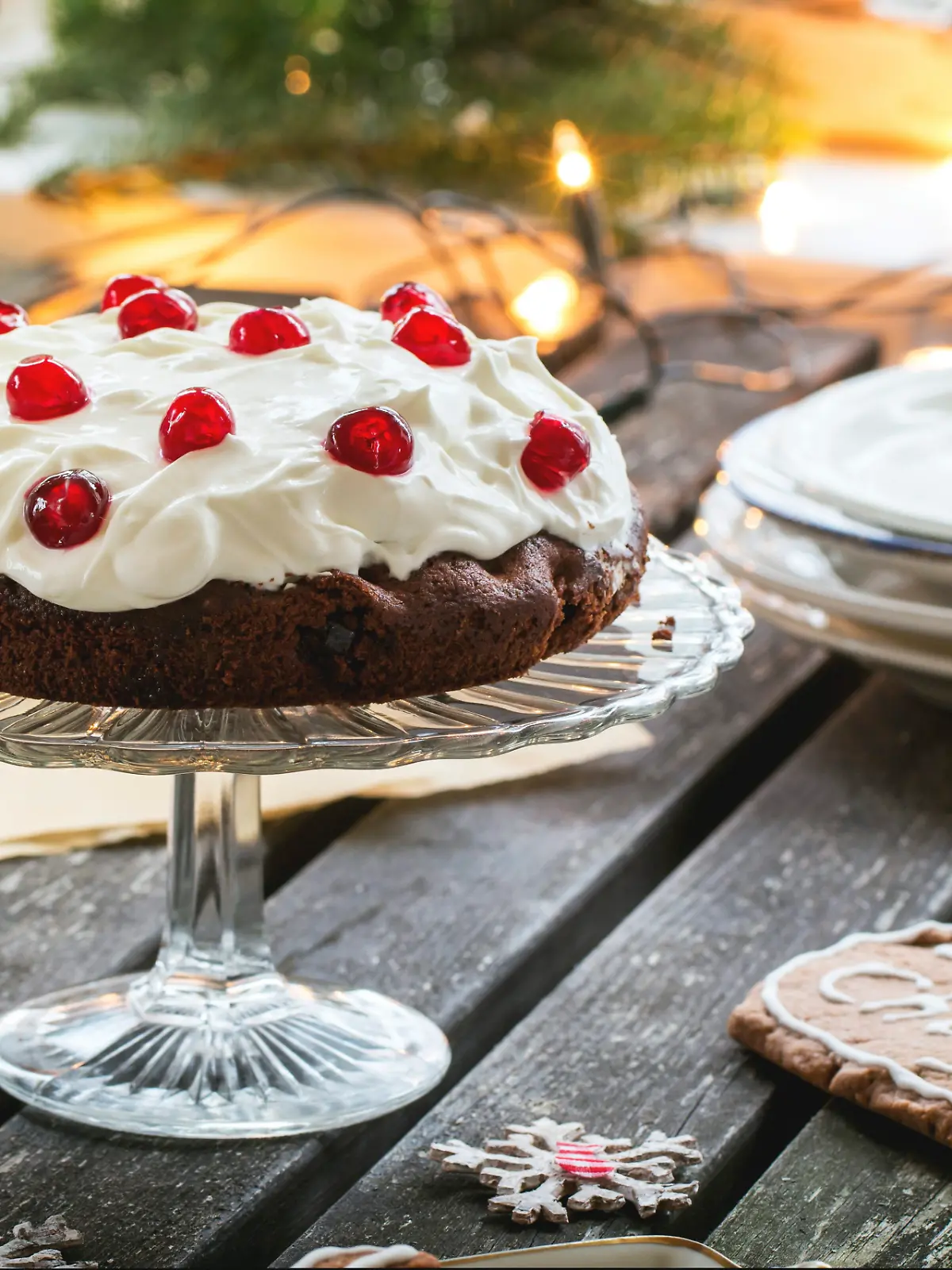 Christmas table setting with chocolate cherry cake and sugar cookies. See series Keine Weitergabe an Drittverwerter., Royalty free: Bei werblicher Verwendung Preis auf Anfrage