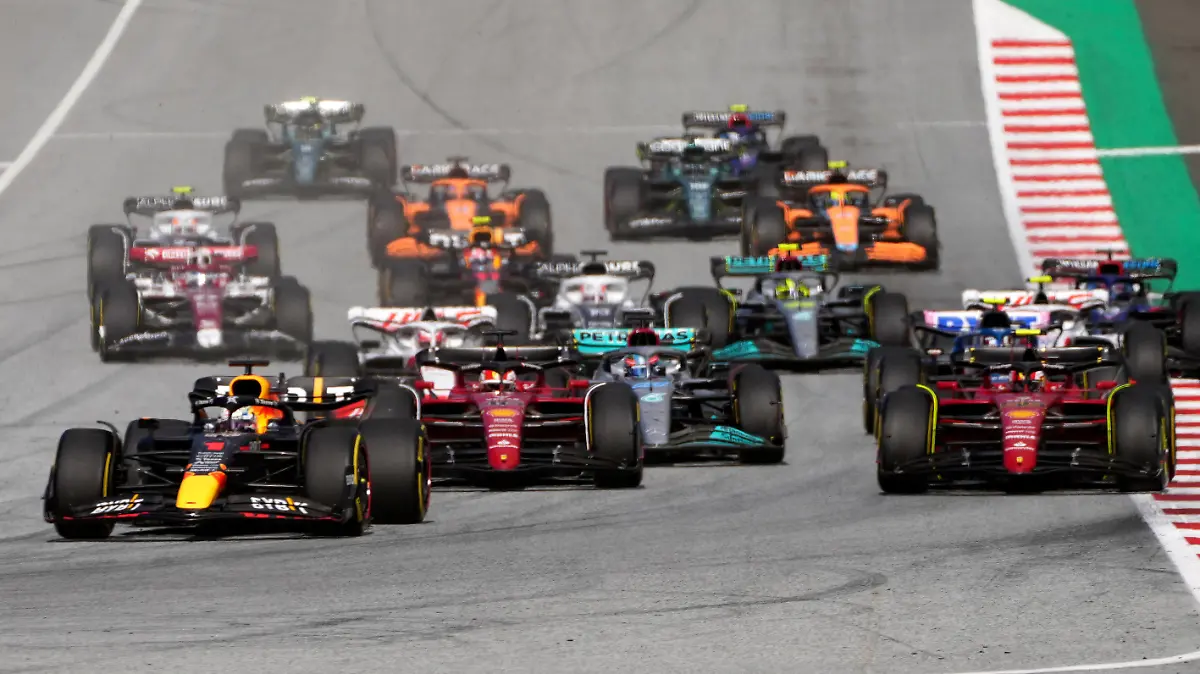 ARCHIV - 09.07.2022, Österreich, Spielberg: Motorsport: Formel-1-Weltmeisterschaft, Grand Prix von Österreich am Red Bull Ring, Sprint-Qualifying: Max Verstappen aus den Niederlanden (l) vom Team Red Bull in Aktion. Für Sprint-Wochenenden ändert die Formel 1 schon beim nächsten Rennen in Baku ihren Zeitplan. (zu dpa: «Formel 1 ändert Format bei Sprint-Wochenenden») Foto: Matthias Schrader/AP/dpa +++ dpa-Bildfunk +++