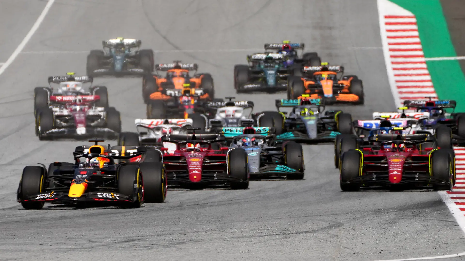 ARCHIV - 09.07.2022, Österreich, Spielberg: Motorsport: Formel-1-Weltmeisterschaft, Grand Prix von Österreich am Red Bull Ring, Sprint-Qualifying: Max Verstappen aus den Niederlanden (l) vom Team Red Bull in Aktion. Für Sprint-Wochenenden ändert die Formel 1 schon beim nächsten Rennen in Baku ihren Zeitplan. (zu dpa: «Formel 1 ändert Format bei Sprint-Wochenenden») Foto: Matthias Schrader/AP/dpa +++ dpa-Bildfunk +++