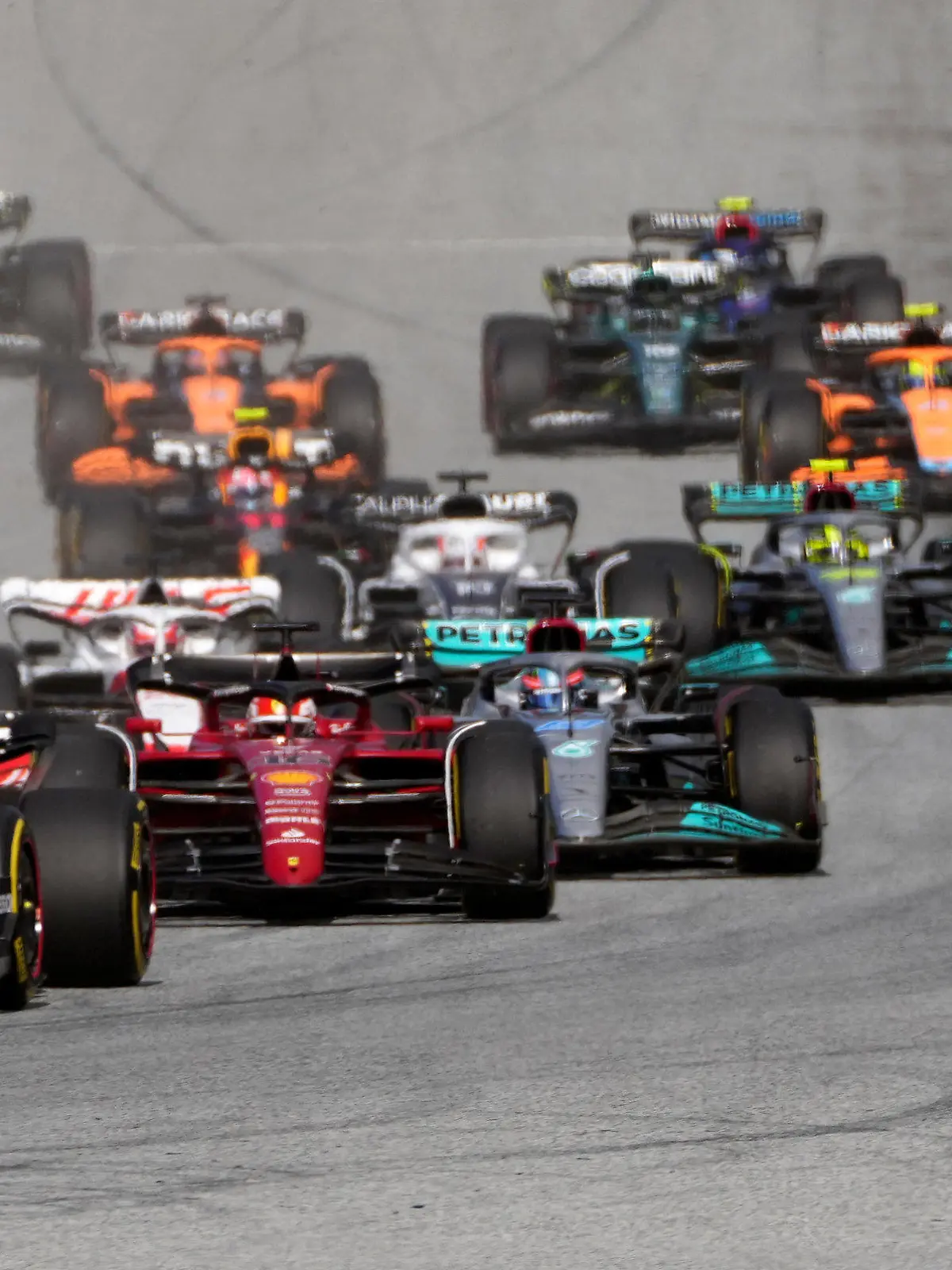ARCHIV - 09.07.2022, Österreich, Spielberg: Motorsport: Formel-1-Weltmeisterschaft, Grand Prix von Österreich am Red Bull Ring, Sprint-Qualifying: Max Verstappen aus den Niederlanden (l) vom Team Red Bull in Aktion. Für Sprint-Wochenenden ändert die Formel 1 schon beim nächsten Rennen in Baku ihren Zeitplan. (zu dpa: «Formel 1 ändert Format bei Sprint-Wochenenden») Foto: Matthias Schrader/AP/dpa +++ dpa-Bildfunk +++