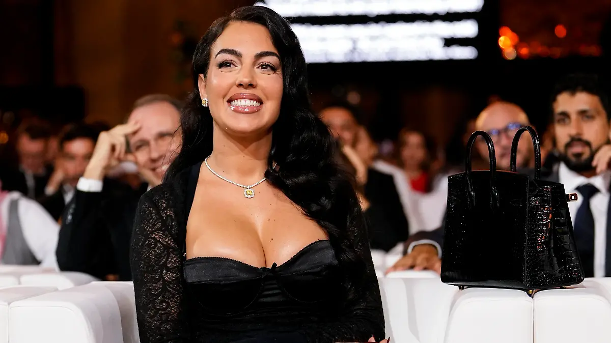 Georgina Rodriguez sorgt mit ihrem tiefen Ausschnitt für den Hingucker des Abends.