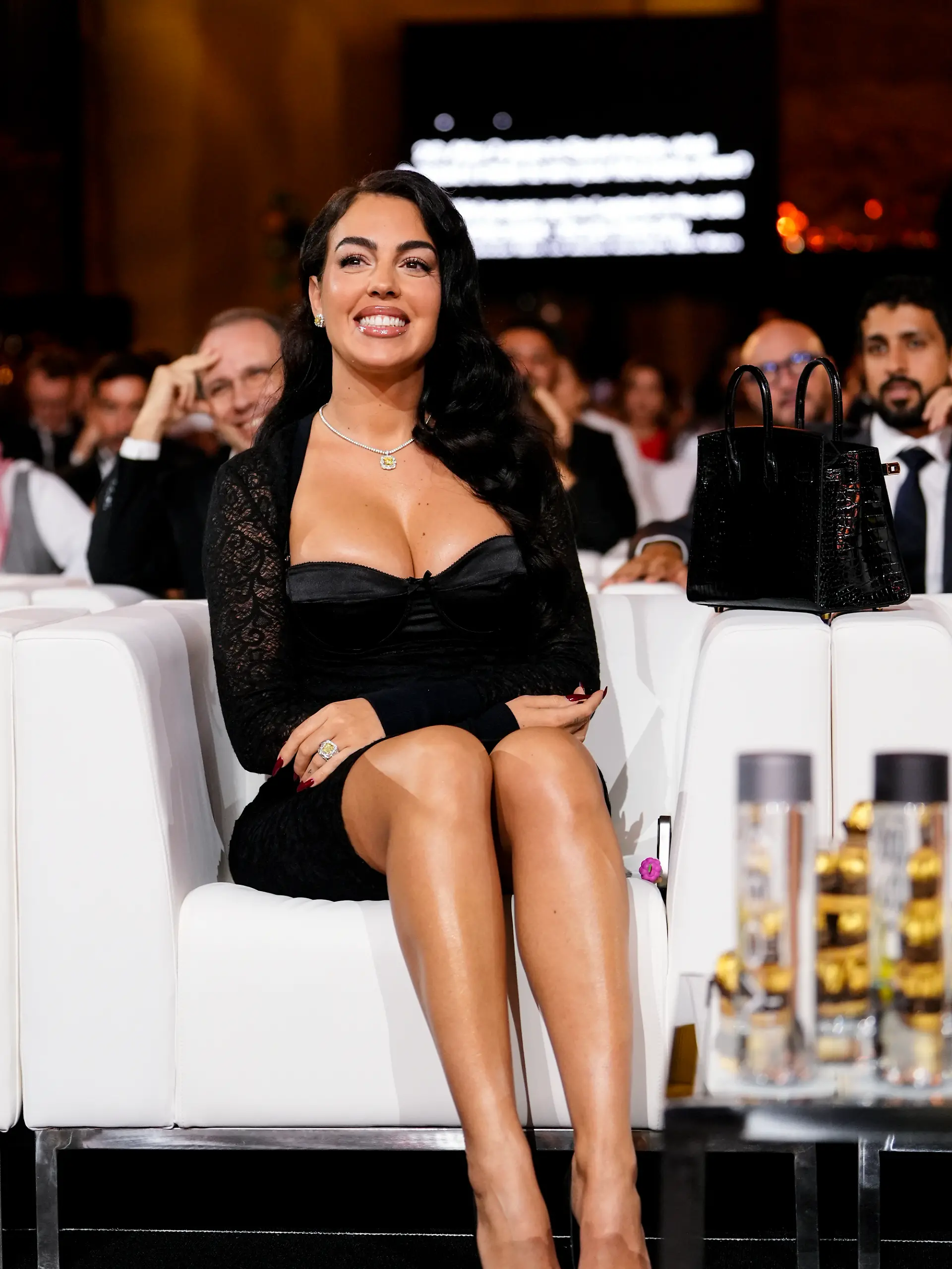 Georgina Rodriguez sorgt mit ihrem tiefen Ausschnitt für den Hingucker des Abends.