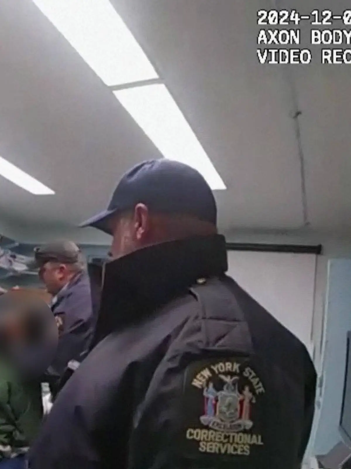 Brutal schlagen die Wachleute auf den Wehrlosen ein 