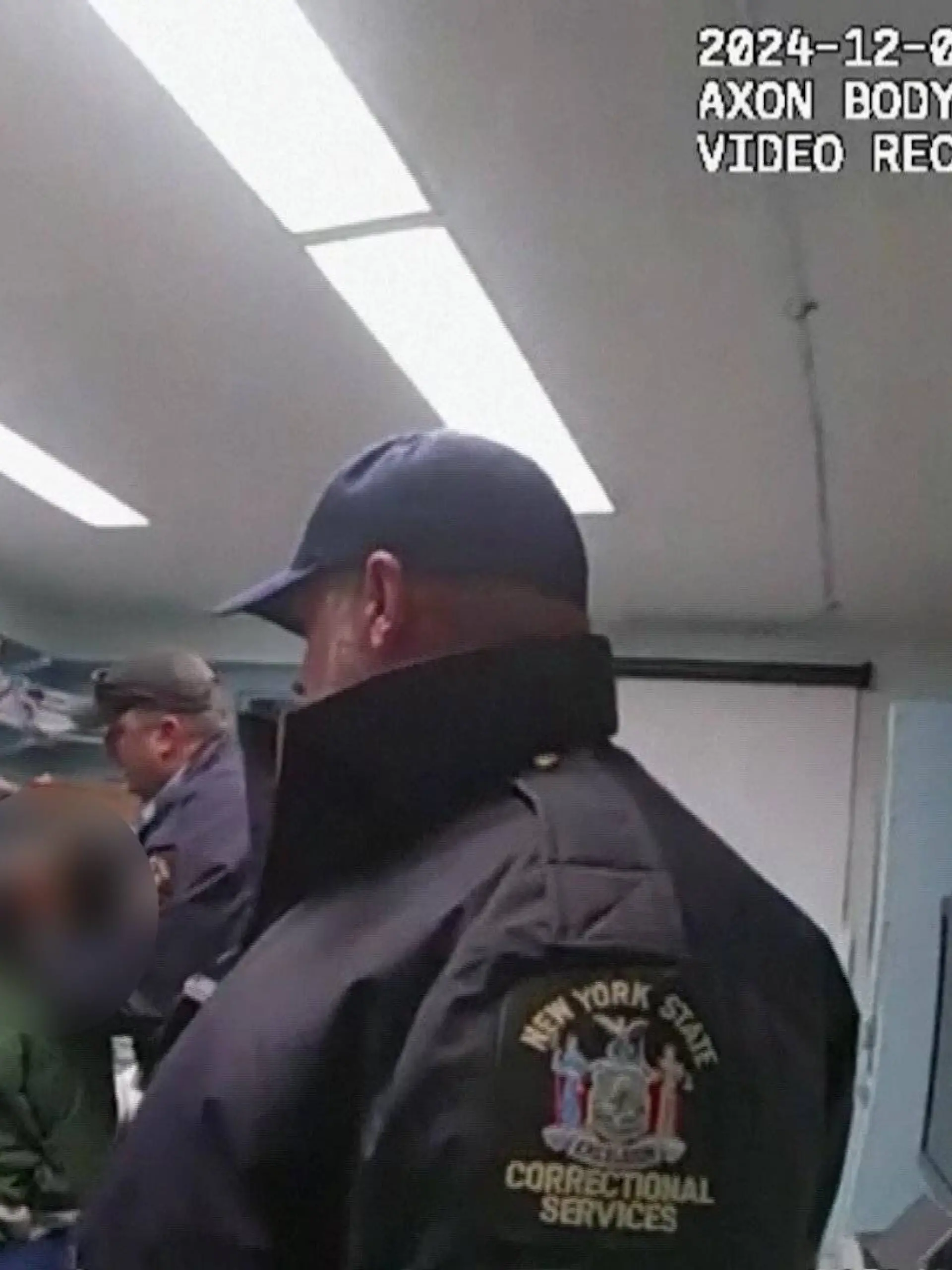 Brutal schlagen die Wachleute auf den Wehrlosen ein 