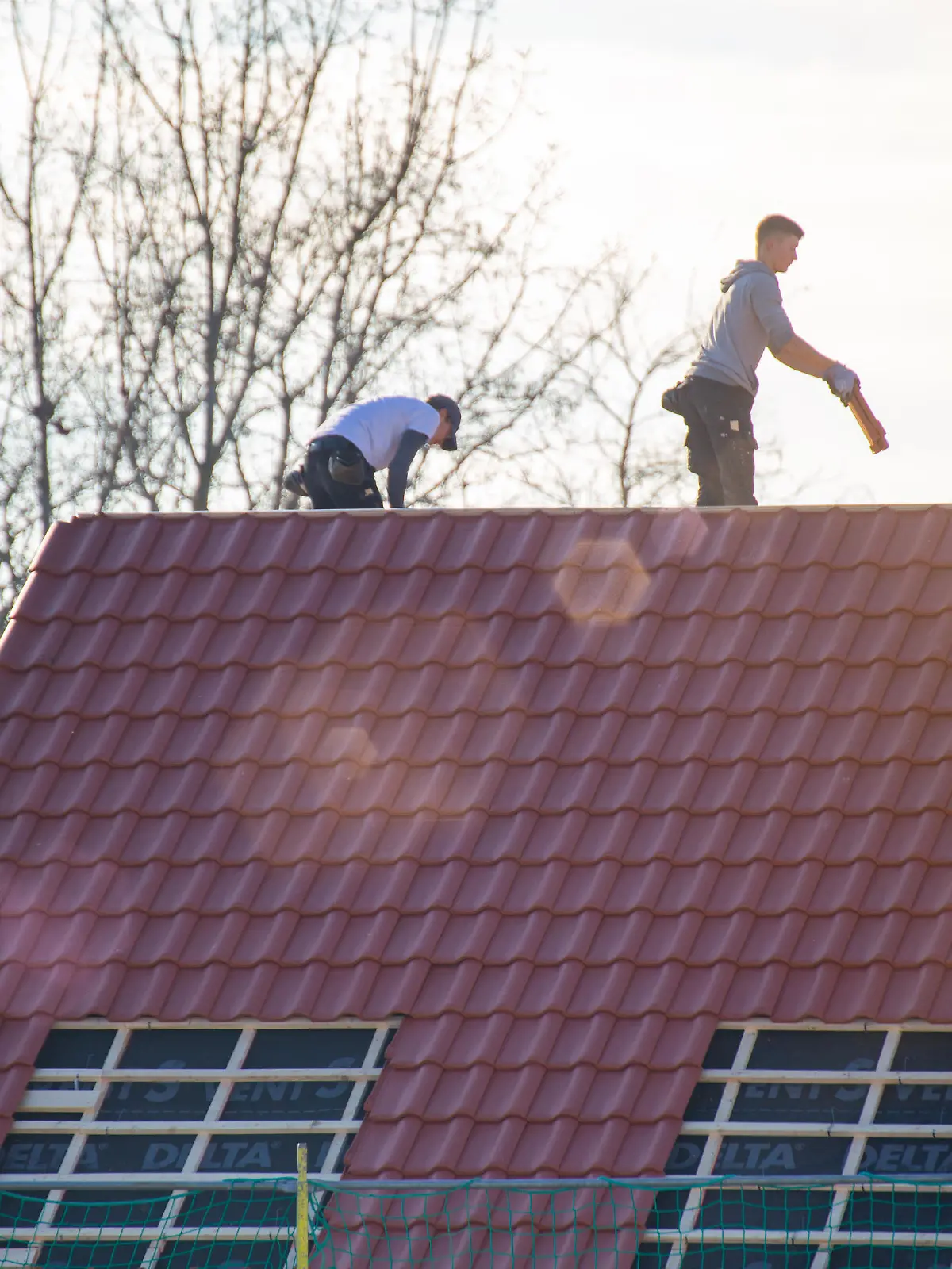 Dachdeckerarbeiten, Neueindeckung eines Ziegeldaches in Mutterstadt, Rheinland-Pfalz