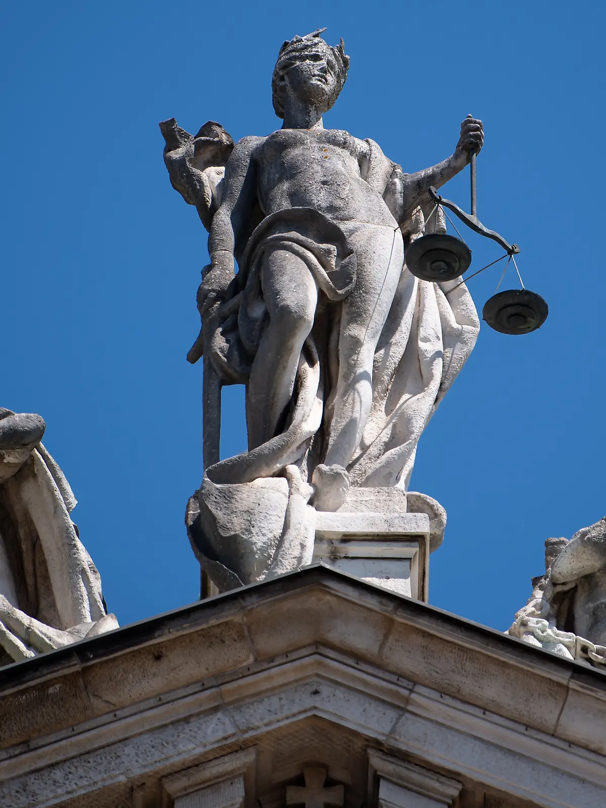 Justitia-Statue steht auf einemGebäude