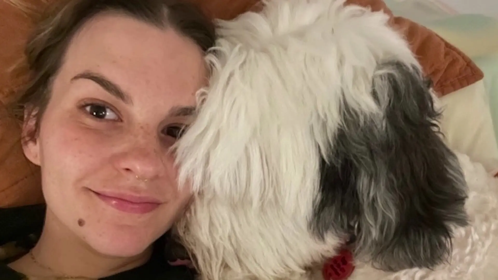 Olivia Gardner und ihr Englischer Schäferhund Rags.