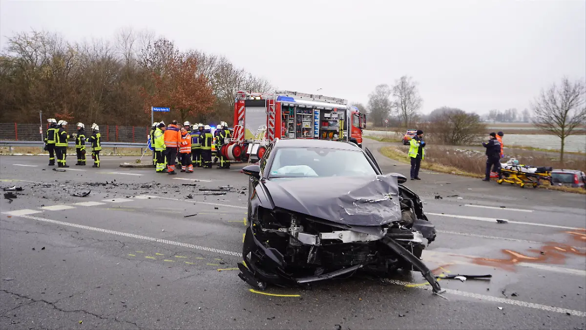 Ein kaputtes Auto steht nach einem Unfall auf einer Kreuzung bei Laupheim.