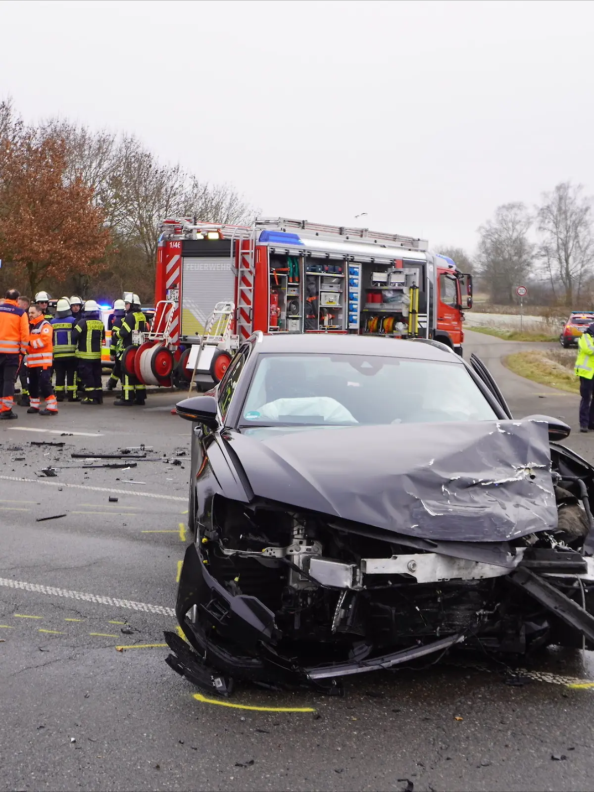 Ein kaputtes Auto steht nach einem Unfall auf einer Kreuzung bei Laupheim.