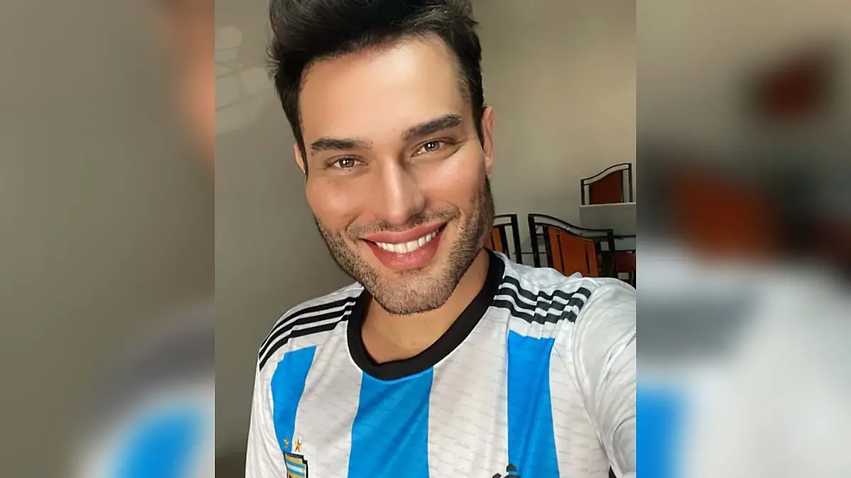 Mann mit Fußballtrikot lächelt in die Kamera