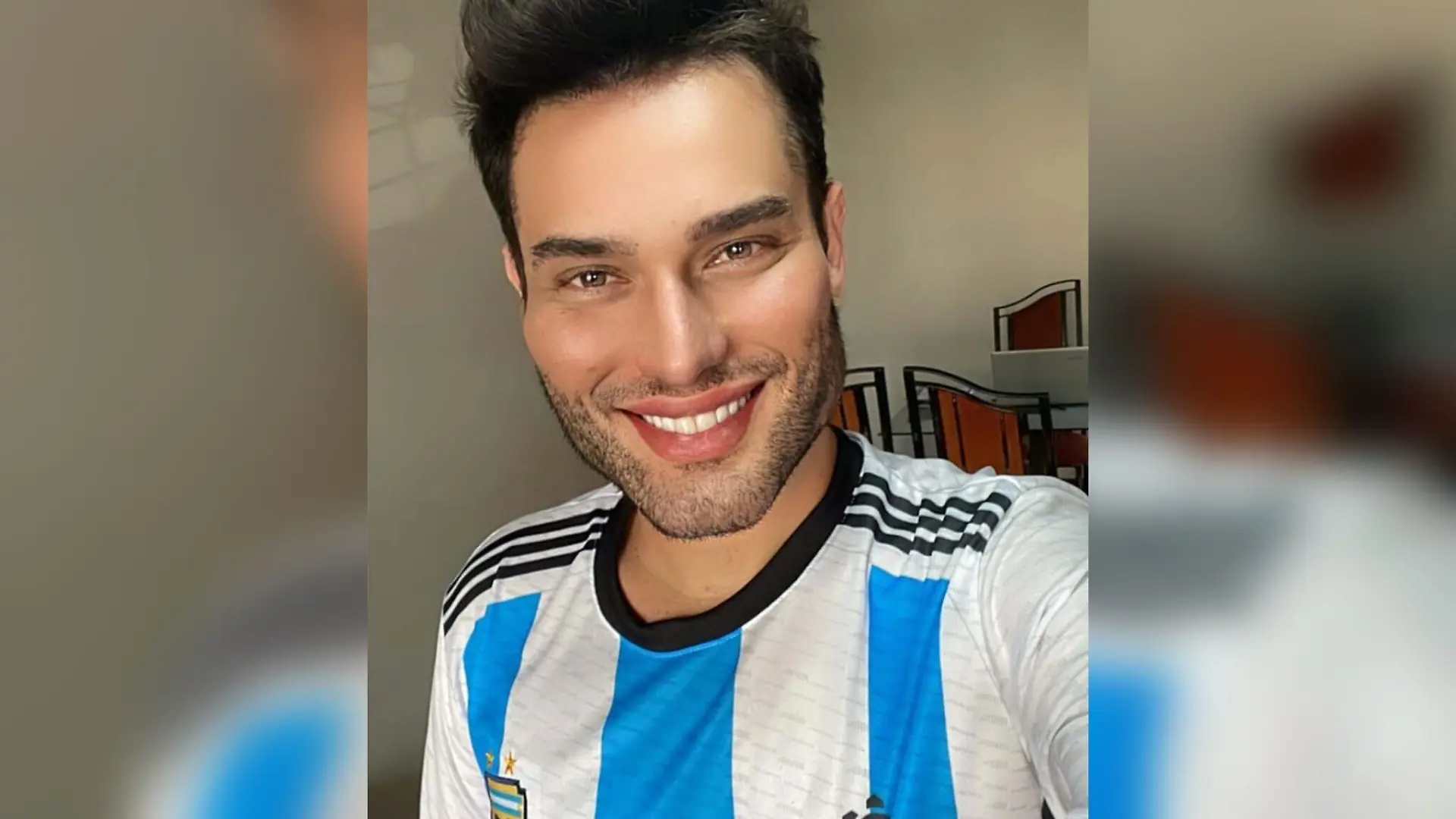 Mann mit Fußballtrikot lächelt in die Kamera