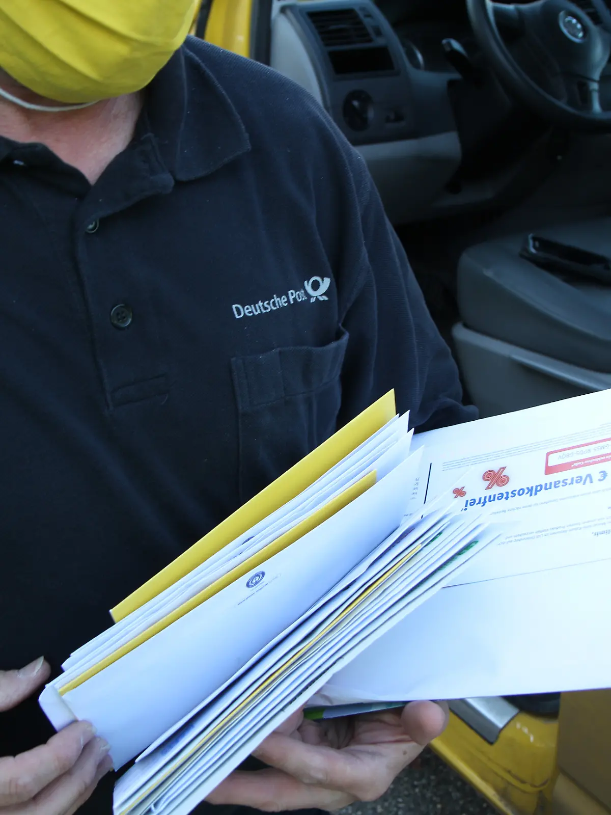 Post-Zusteller mit Briefen