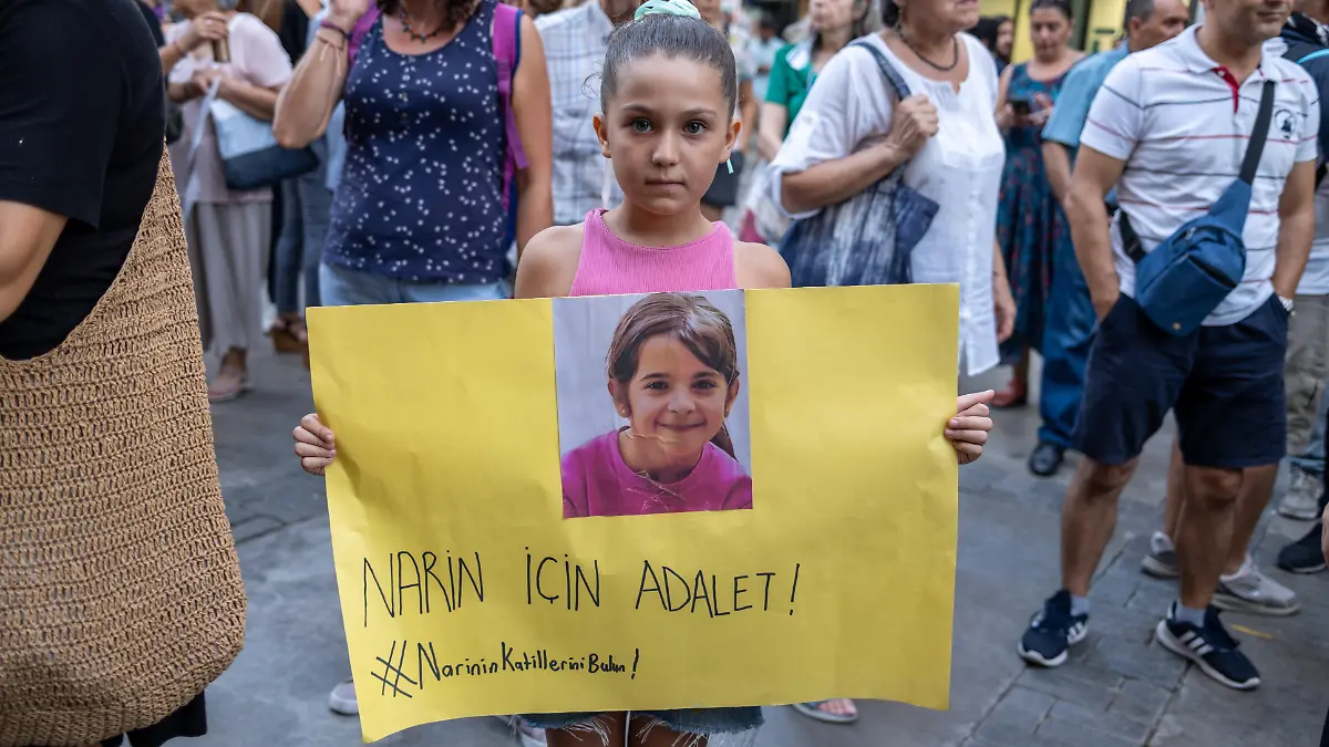 „Gerechtigeit für Narin” steht auf diesem Transparent, das ein kleines Mädchen bei einer Demonstration in ihren Händen hält