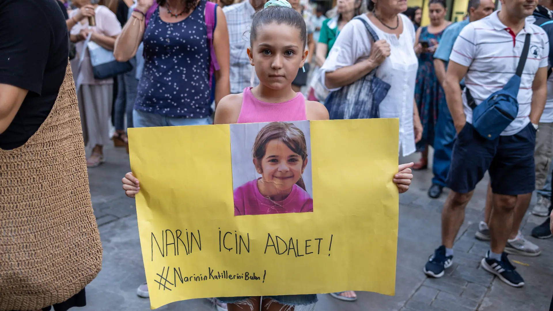 „Gerechtigeit für Narin” steht auf diesem Transparent, das ein kleines Mädchen bei einer Demonstration in ihren Händen hält