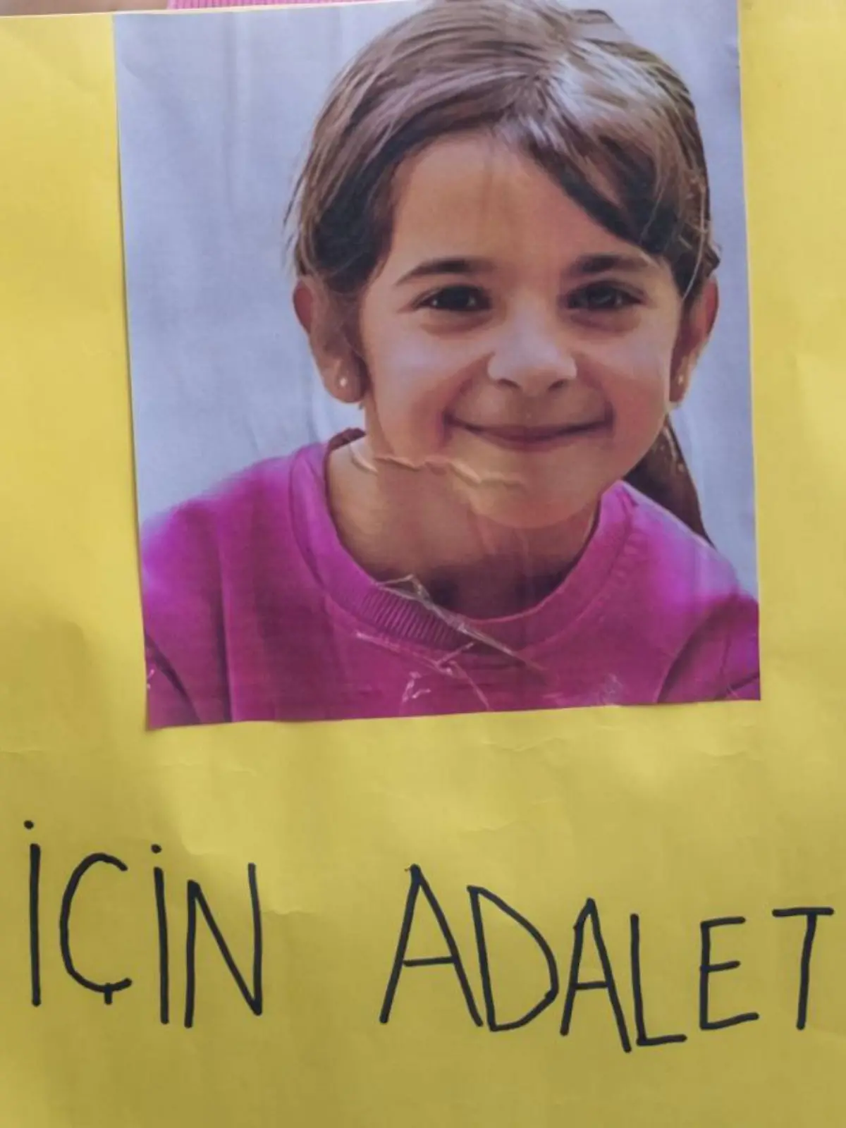 Bild zu: "Mord an Narin (†8): Mutter, Onkel und Bruder müssen ins Gefängnis"