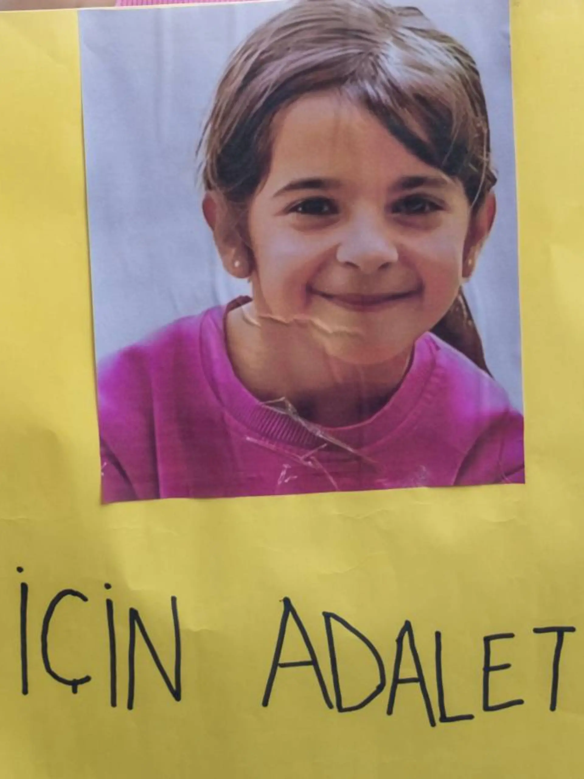 Bild zu: "Mord an Narin (†8): Mutter, Onkel und Bruder müssen ins Gefängnis"