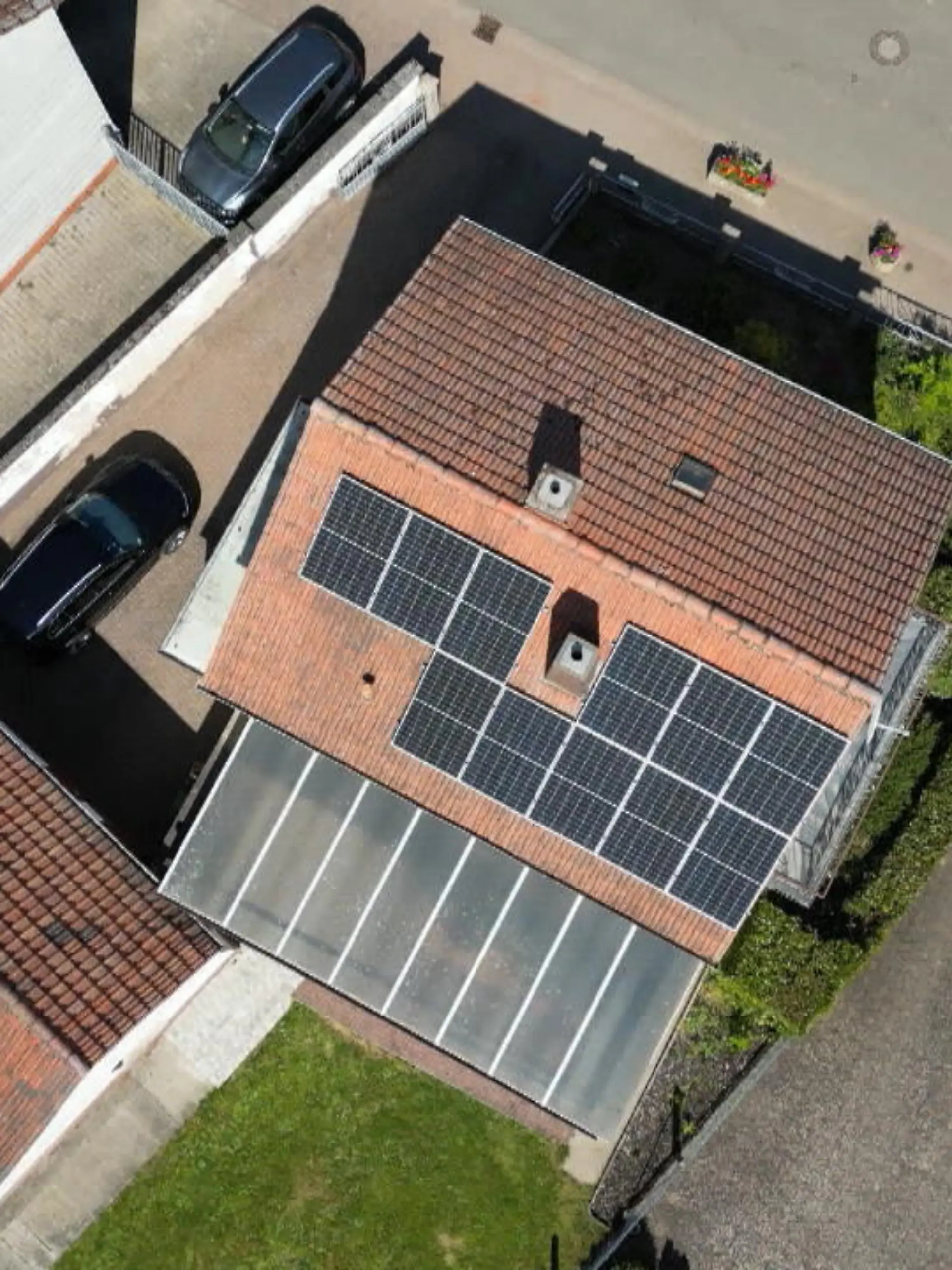 Vorsicht vor Abzockern im Solar-Geschäft! Seit Dezember 2021 wartet Familie van der Linde nun schon auf die Fertigstellung ihrer Photovoltaikanlage. 18 Monate voller Hinhaltetechniken und Ausreden. Doch die enorme Summe von 20.000 Euro liegt der Firma bereits seit genau dieser Zeit vor! Eine Frechheit, finden auch wir. Was ist da los und warum wird die Anlage auf dem Dach der Familie nicht in Betrieb genommen?