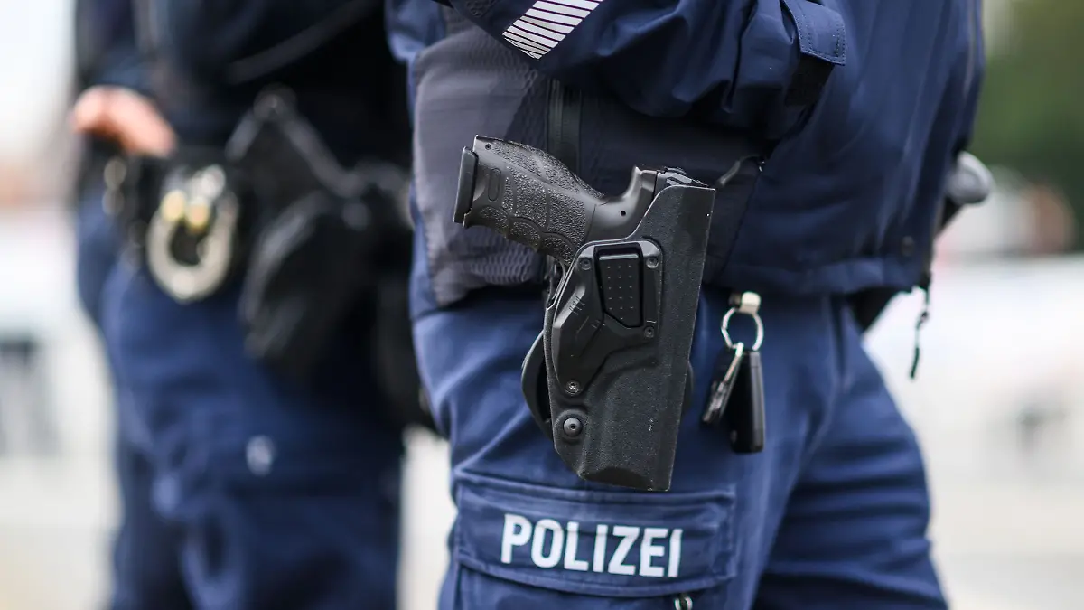 Ein Taxi-Fahrgast hat laut Polizei in Schkeuditz eine verfassungsfeindliche Geste gezeigt (Symbolbild).