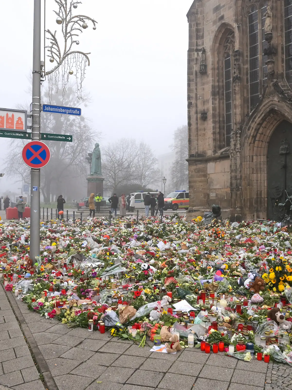 Tausende Kerzen, Blumen und Plüschtiere finden sich vor der Johanniskirche für die Opfer des Anschlags. Vier Tage vor Heiligabend gab es einen Anschlag auf den Magdeburger Weihnachtsmarkt. Ein Mann war mit seinen Auto in die Besucher gerast.