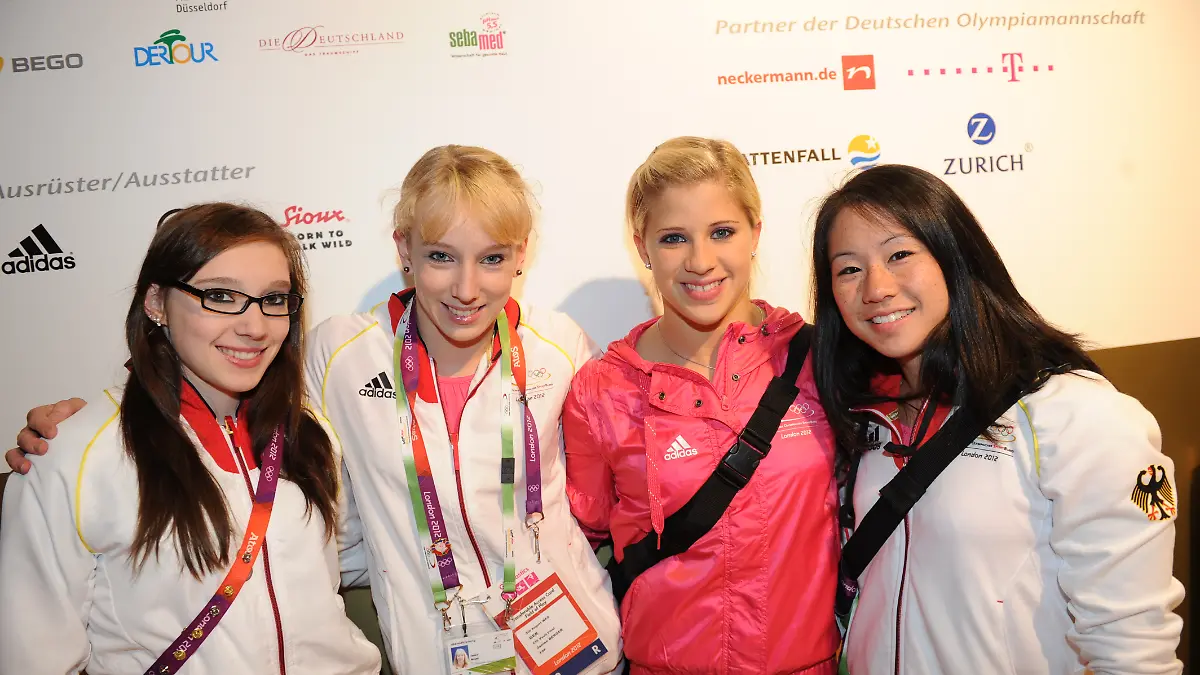 Die Turnerinnen Nadine Jarosch, Janine Berger, Elisabeth Seitz und Kim Bui kurz vor den Olympischen Spielen 2012 in London.