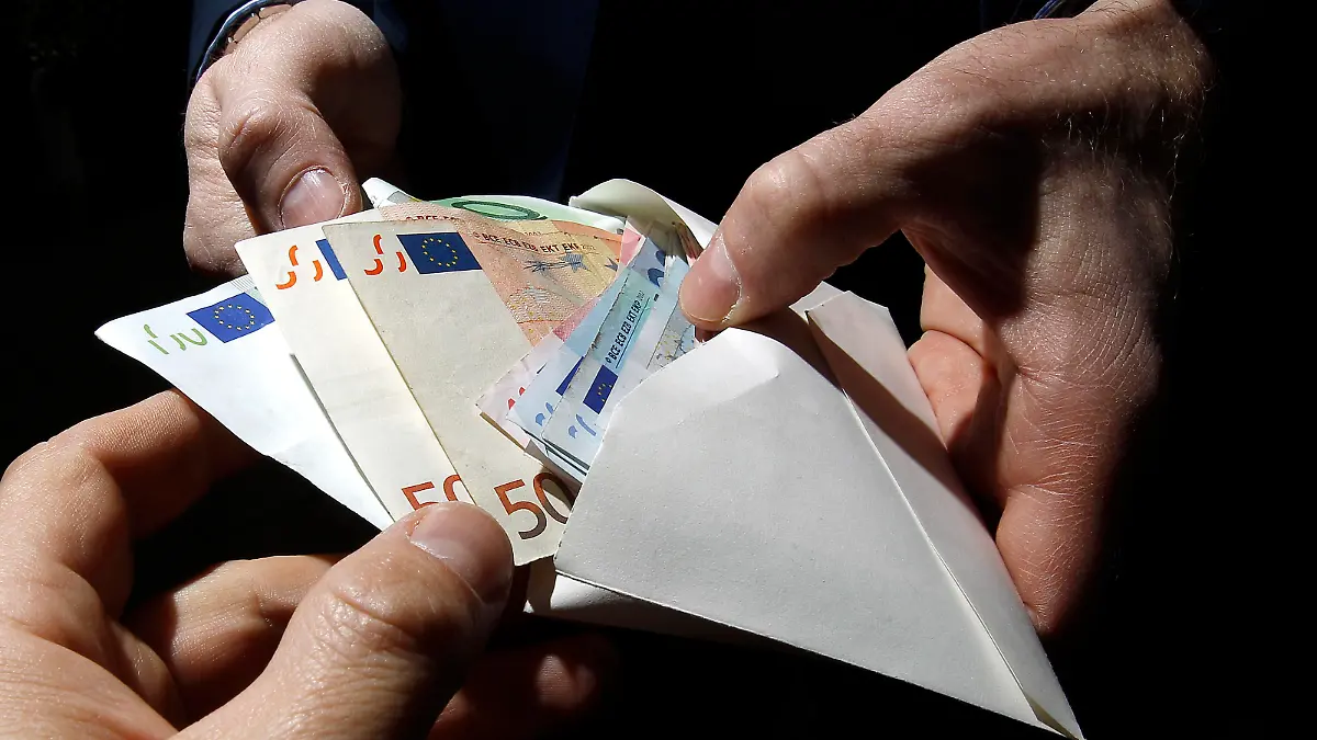 APA3812759-2 - 22032011 - WIEN - ÖSTERREICH: THEMENBILD -
Illustration zu den Themen Korruption, Bestechung und Schmiergeld.
Im Bild: Ein Kuvert mit Geldscheinen; aufgenommen am Dienstag, 22.
März 2011, in Wien. APA-FOTO: GEORG HOCHMUTH - 20110322_PD4516