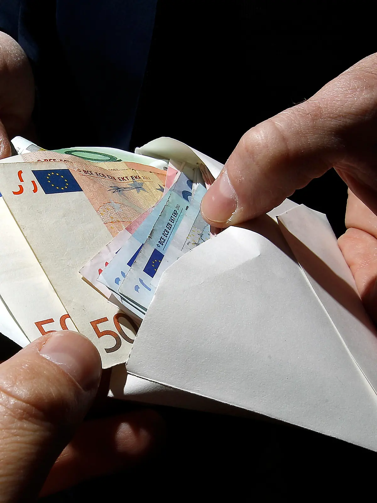 APA3812759-2 - 22032011 - WIEN - ÖSTERREICH: THEMENBILD -
Illustration zu den Themen Korruption, Bestechung und Schmiergeld.
Im Bild: Ein Kuvert mit Geldscheinen; aufgenommen am Dienstag, 22.
März 2011, in Wien. APA-FOTO: GEORG HOCHMUTH - 20110322_PD4516