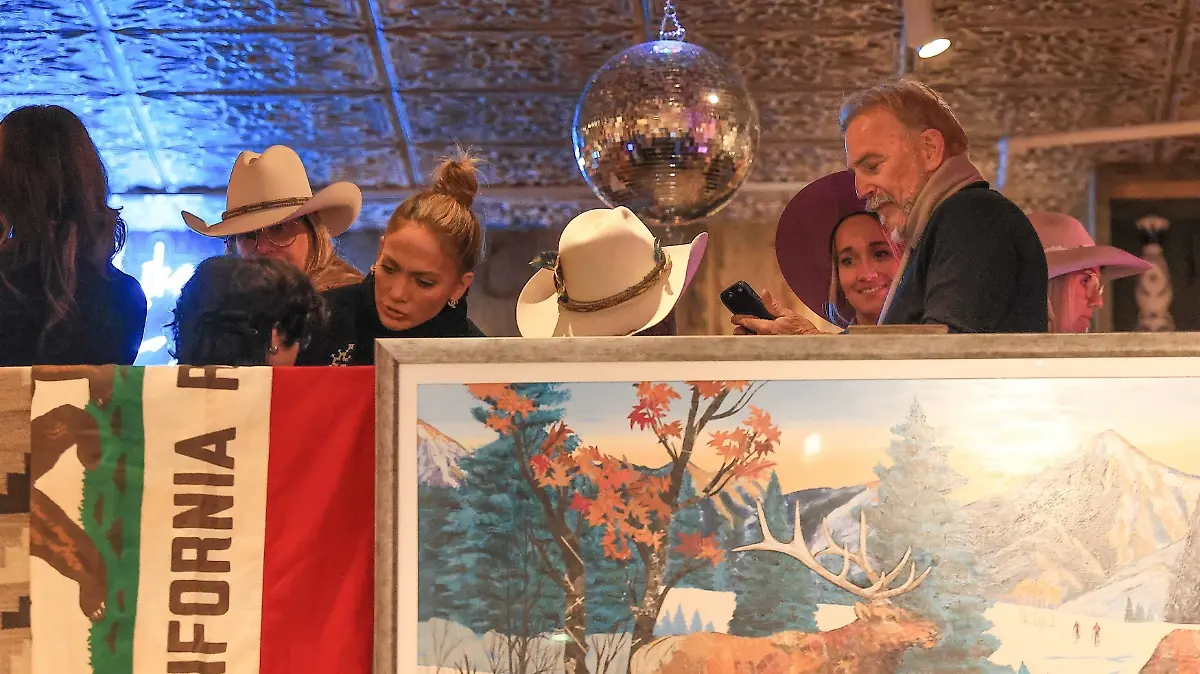 Jennifer Lopez und Kevin Costner in Aspen